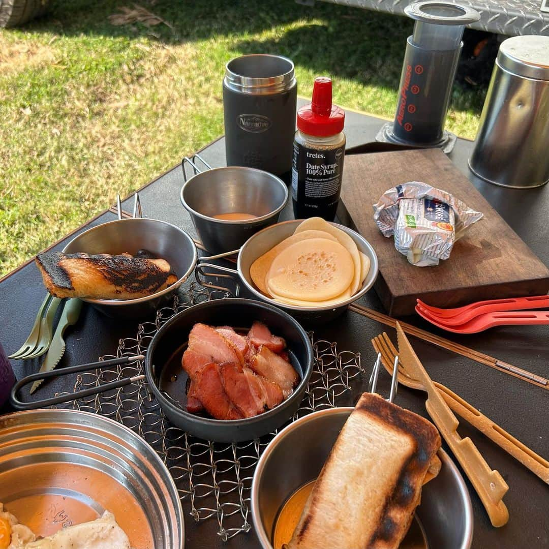 ANNA のインスタグラム：「ちょっと前のCAMP飯🏕️  朝ごはんは娘が頑張って混ぜた米粉のパンケーキ🥞🥣 夜は鯖の炊き込みご飯と豚汁。  大人の分は後で味を足したりして、初めて同じキャンプ飯を食べました🍚 相当美味しかった様で鯖ご飯は4杯お代わりした娘😂  仲良くコテンとテントで先に就寝してくれたので、久しぶりに夫とお酒を飲んで楽しい時間を過ごしてみようと思ったのですが、、  子連れキャンプに体力消耗&妊娠後から"ほぼ"お酒は辞めたので一杯で撃沈🍶😇💤  快適に過ごせる様にと毎回レベルアップさせながらやる子連れキャンプですが、、、やっぱりハードに終わりました🙃🏕️  #子連れキャンプ #1歳女の子ママ #犬連れキャンプ #キャンプ飯」