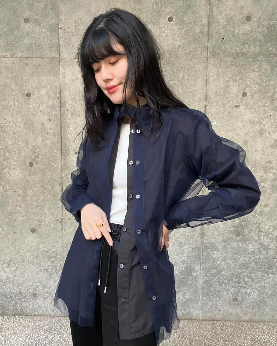 ELLE SHOP_JPさんのインスタグラム写真 - (ELLE SHOP_JPInstagram)「「チカ キサダ」のロングシーズン活躍するおすすめトップスを、ELLE SHOPバイヤーアシスタントのNARUMIがご紹介！  今の時期から春先までロングシーズンで活躍するシャツと薄手ニット。ブランドの魅力であるチュールやフリンジの遊び心あるディティールは、1枚で着映えすることはもちろん、着まわし力も抜群！ お手持ちのワードローブに投入して、新鮮なスタイルを楽しんでみてはいかがでしょうか。  NARUMI:160cm  #エルショップ #チカキサダ #ブラウス #秋冬新作 #チュール #ファッション #2023秋冬 #ELLESHOP #ChikaKisada #blouses #shirts #newcollections #fashion #2023aw #2023fw  @chikakisada」11月24日 15時07分 - elleshop_jp