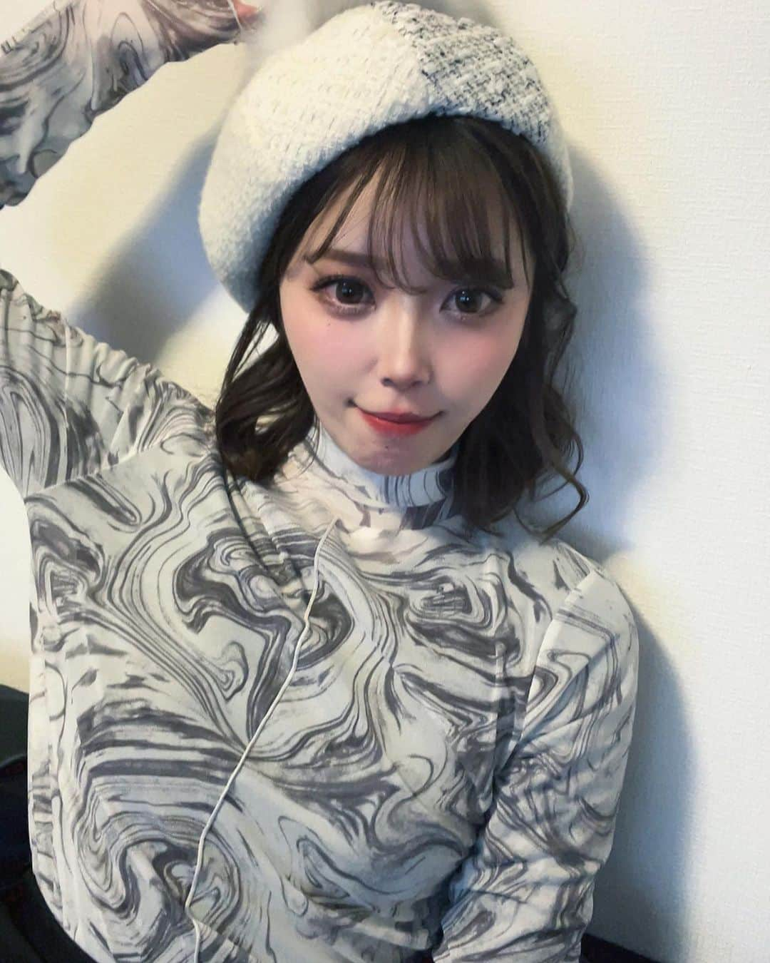 青山明香里さんのインスタグラム写真 - (青山明香里Instagram)「.  お久しぶりです  ぶりぶりシリーズ  #こっちみんな #やはり落ち着かない #パンツ派 友達の家で勝手に自撮り大会🤳 大迷惑w」11月24日 15時13分 - _im.akari_2929