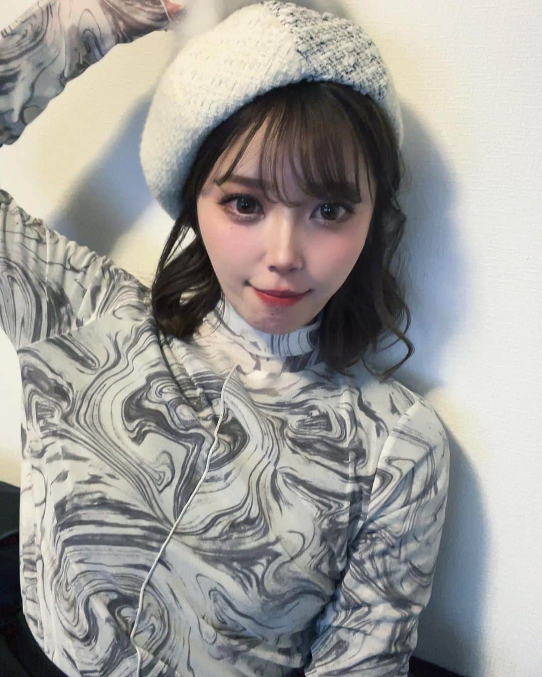 青山明香里のインスタグラム：「.  お久しぶりです  ぶりぶりシリーズ  #こっちみんな #やはり落ち着かない #パンツ派 友達の家で勝手に自撮り大会🤳 大迷惑w」