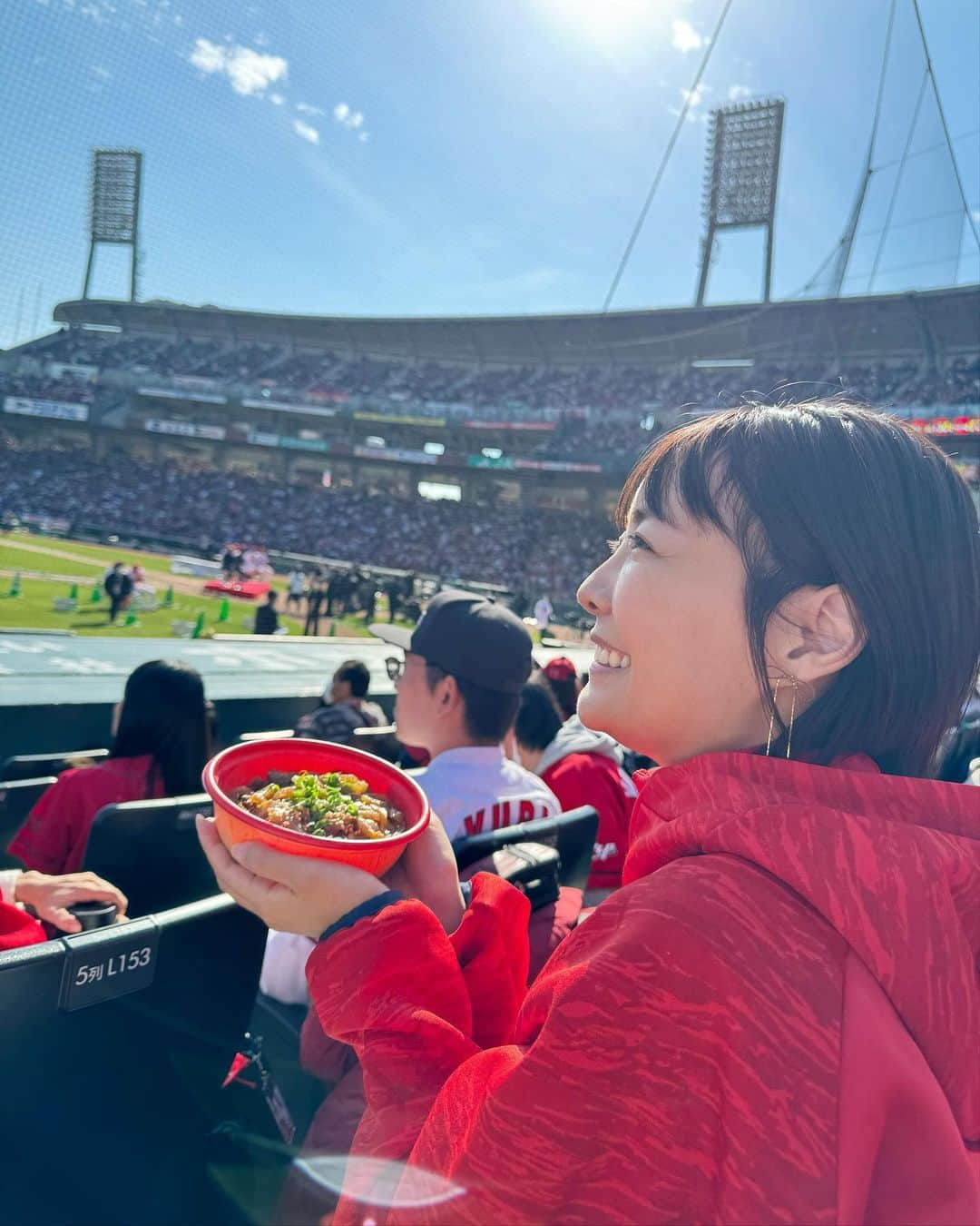 うえむらちかさんのインスタグラム写真 - (うえむらちかInstagram)「ℂ𝔸ℝℙ ⁡ 4年ぶりのマツダスタジアムで行われた #カープファン感謝デー2023 ⁡ オンラインも良いけど やっぱりマツダスタジアムは最高ですね🙌 ⁡ めちゃくちゃ暑かったけど それ以上にたくさん笑いました🤣 ⁡ 西川龍馬選手のサプライズ挨拶や 2024シーズンキャッチフレーズ「しゃ！」の発表もありました👏 ⁡ 来シーズンは日本シリーズで西川選手とやっちゃろーや！しゃ！！ ⁡ ⁡ #carp #マツダスタジアム #ファン感 #カープファン感 #カープ #インスタ野球女子 #野球女子 #カープ女子 #カープグッズ」11月24日 15時08分 - uemurachika