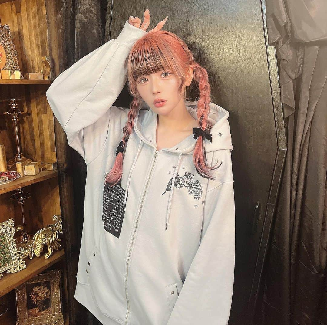 さきちゃんさんのインスタグラム写真 - (さきちゃんInstagram)「ㅤㅤㅤㅤㅤㅤㅤㅤㅤㅤㅤㅤㅤ デザイン考えた時の髪色がお洋服のカラバリに反映するの 自分あるあるです😸青かわいい❕ ㅤㅤㅤㅤㅤㅤㅤㅤㅤㅤㅤㅤㅤ 今日からJamieエーエヌケーラフォーレ原宿店にて お取り置きがスタートしてます🎶 12/1、たのしみだなーーーー！ ㅤㅤㅤㅤㅤㅤㅤㅤㅤㅤㅤㅤㅤ #ankrouge #jamieエーエヌケー #アンクルージュ #ラフォーレ原宿 #bemqin #パーカーコーデ #パーカー女子 #パーカー #サブカル女子 #サブカルファッション #ブルーコーデ #派手髪 #派手髪女子 #ハイトーン #ピンクヘア #自撮り界隈 #いいね返し #自発ください #japanesegirl #ootd #l4l」11月24日 15時10分 - ankrouge____saki