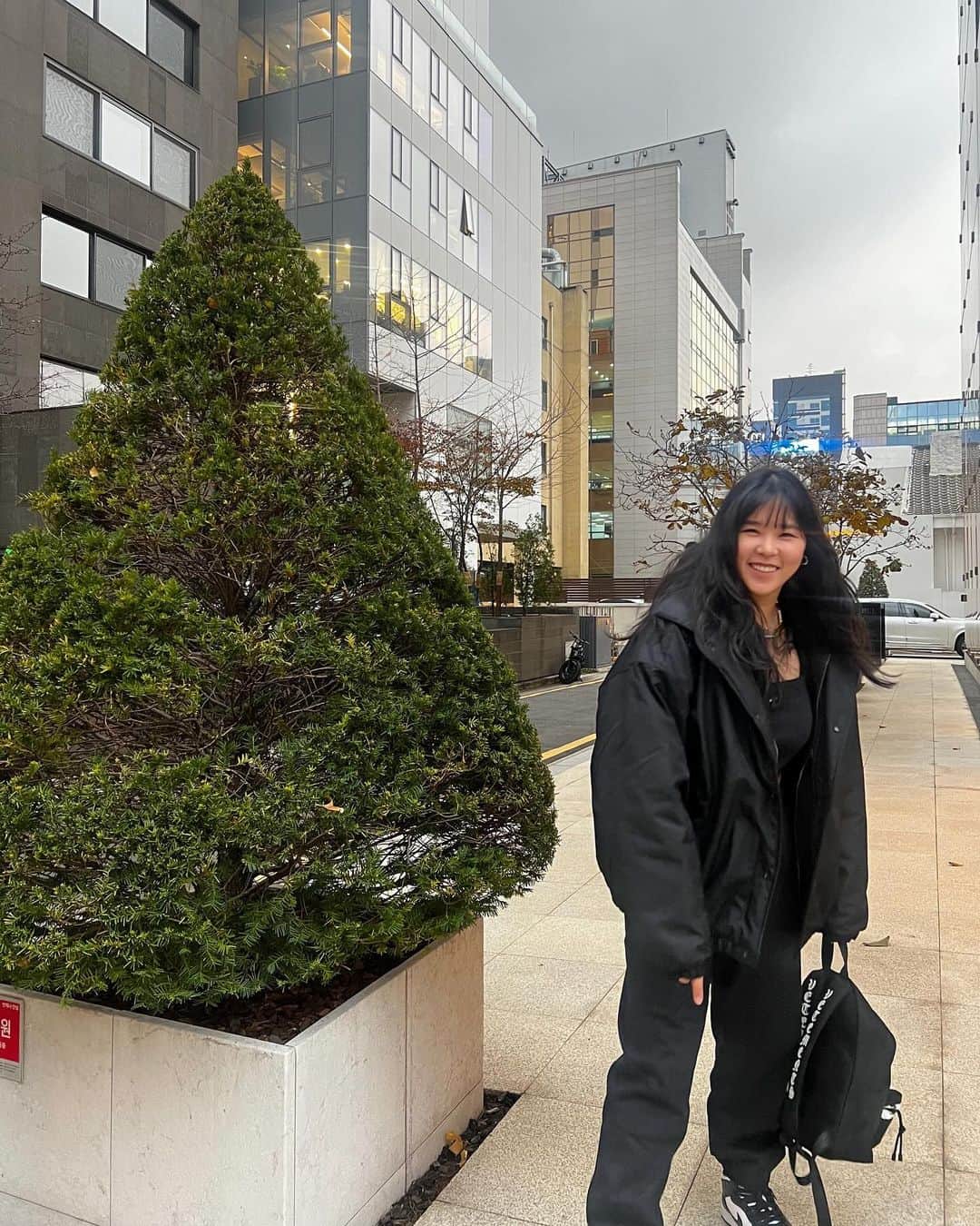 チョ・ユンジのインスタグラム：「_ 이유를 생각하지않아도 되는일, 그냥 좋아서 하는 일이 이끄는 몰입의 힘은 그 어떤 것보다 강하고 짜릿합니다⚡️  좋아하는 사람들과, 좋아하는 것을 하며 살아갈수있게 해주셔서 감사합니다🙏🏻」
