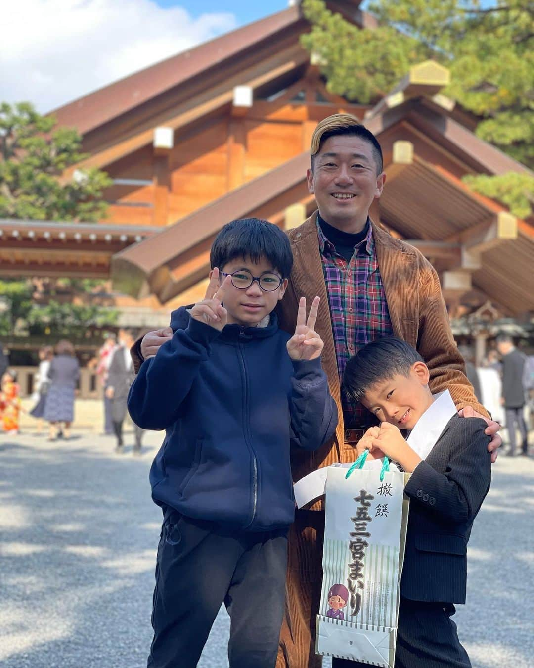 小林拓一郎のインスタグラム：「ニノくん５歳の時、身内に不幸があったので、七五三に行けずでした  だから７歳ではと思って行ったら、  「７歳は女の子だけです」  って  知らなかった  男の子は５歳までだってことで、改めて、あの時お祝いできなかった５歳として七五三の御祈祷していただきました」