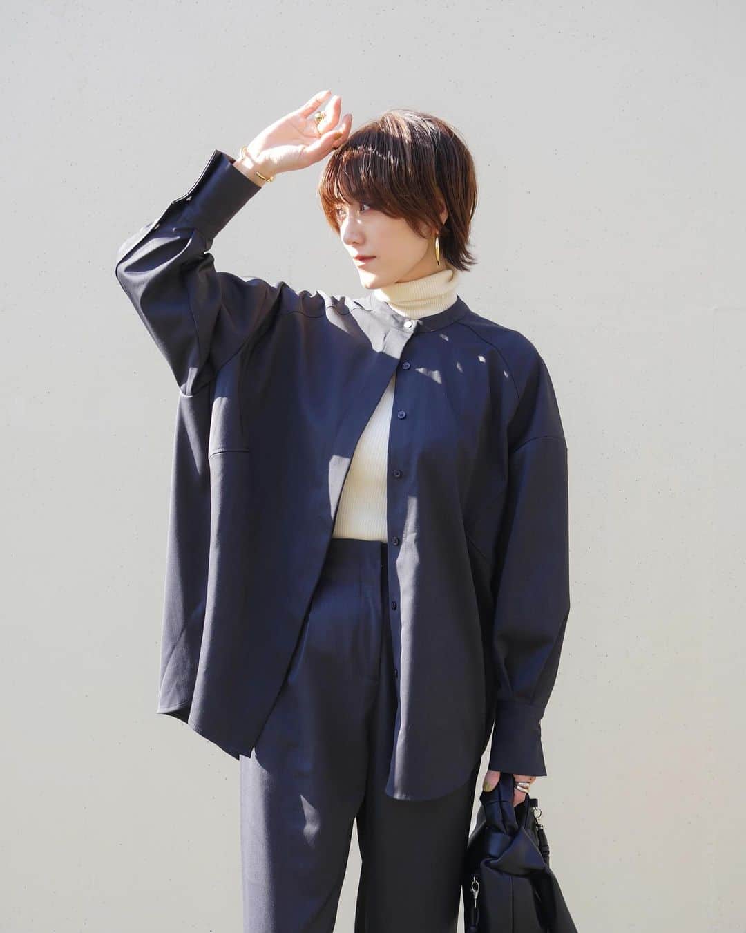 Miki Kanekoのインスタグラム：「@marient_official のシャツジャケットとパンツのセットアップ♡  滑らかで少し光沢があって高級感ある生地が素敵✨ 袖と一番上に付いてるメタルボタンも大人っぽくて◎ ブラックやネイビーっぽくも見えるけどこちらはチャコールグレーです🩶  インナーは @uniqlo_jp 🐏 #エクストラファインメリノリブタートルネックセーター   .」