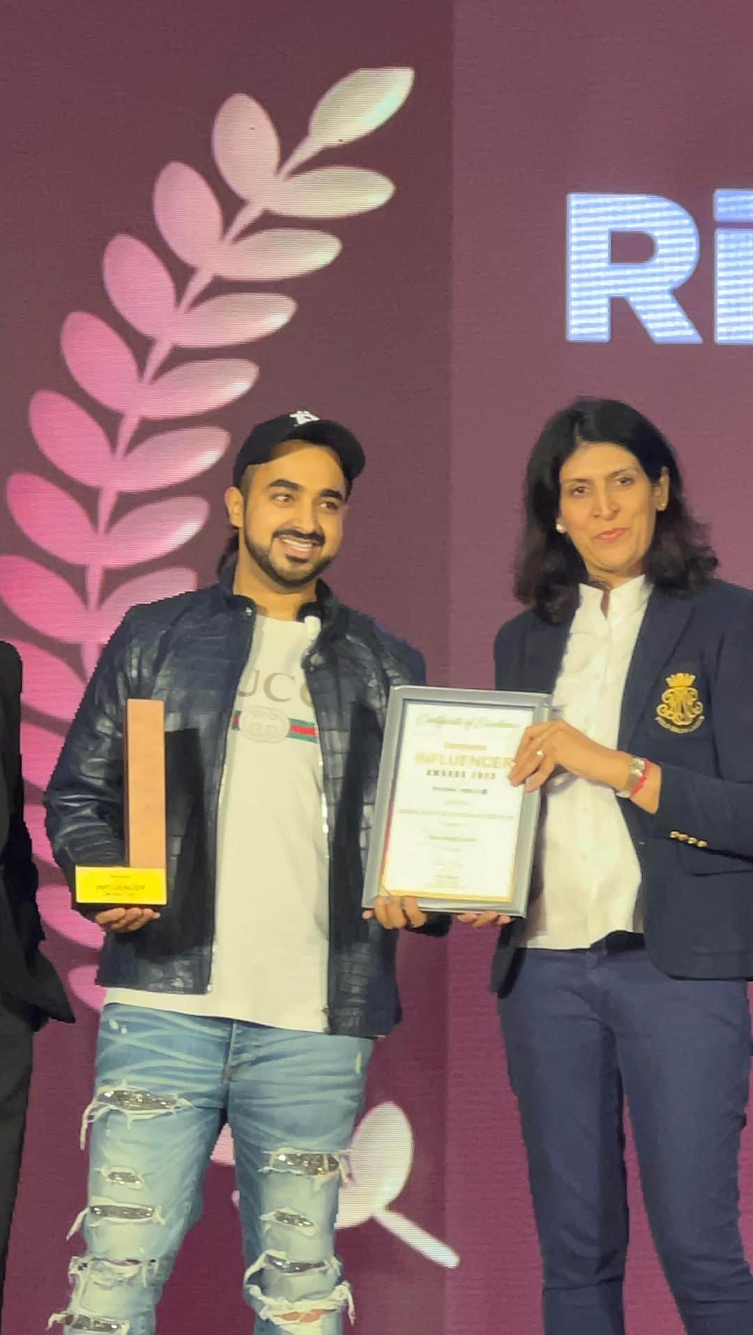 エヴァン・ルースラのインスタグラム：「A man is not great because he hasn’t failed, a man is great because failure hasn’t stopped him.  Thank you to @entrepreneurind for the honor of “Tech Influencer of the year” and thank you to everyone who made this possible!   Always grateful for everyone’s love ❤️」