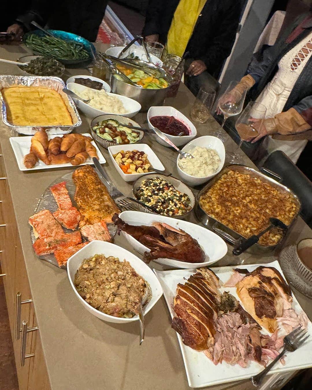 ヴァネッサ・ウィリアムスさんのインスタグラム写真 - (ヴァネッサ・ウィリアムスInstagram)「Thanks to my world traveling brother  @chris.williams_ for hosting and @gagawilliams for your usual culinary mastery 🍽️ Happy Thanksgiving 🦃 🧡」11月24日 15時25分 - vanessawilliamsofficial