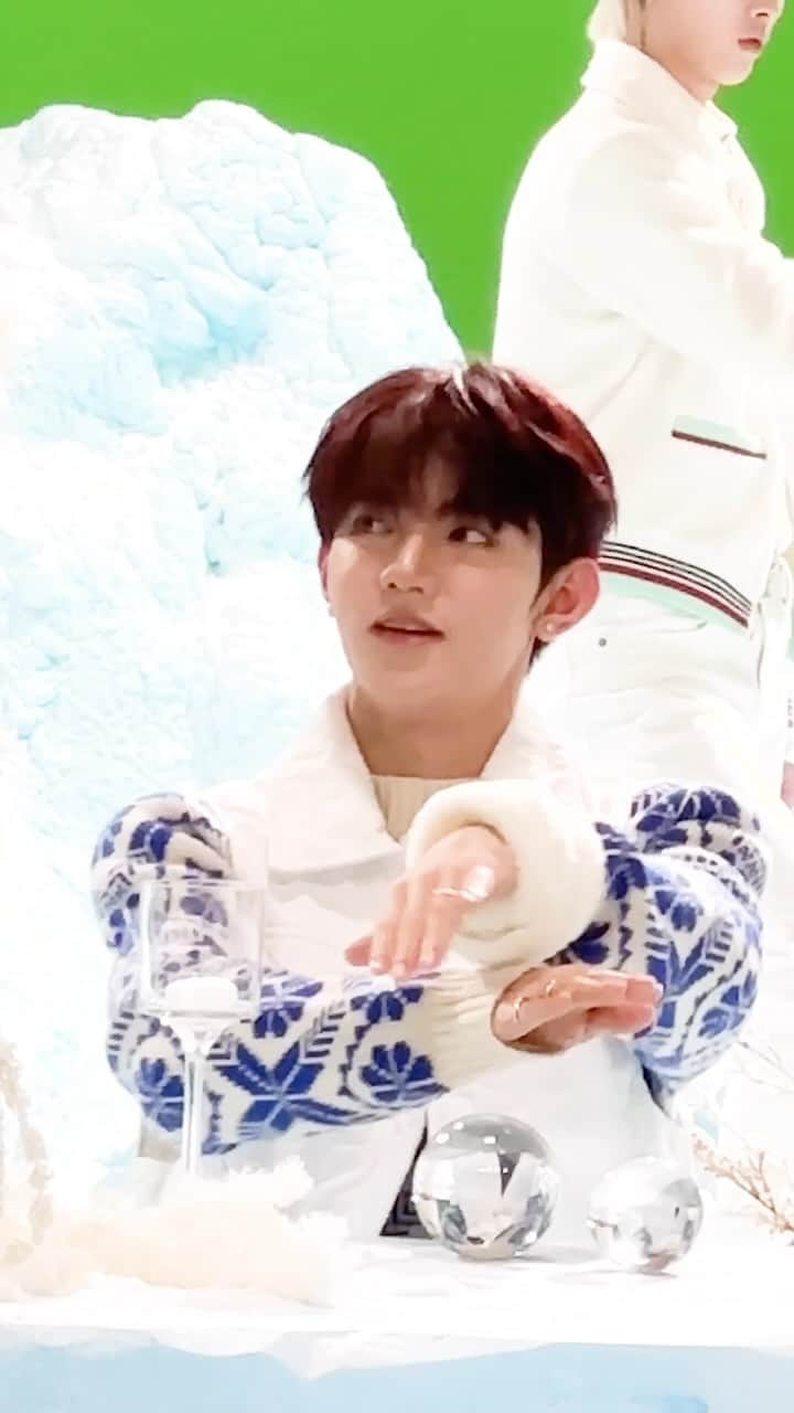 ZEROBASEONEのインスタグラム：「💙💙   #ZEROBASEONE #ZB1 #제로베이스원 #ZHANGHAO #장하오 #MELTINGPOINT #ZEROBASEONE_MELTINGPOINT」