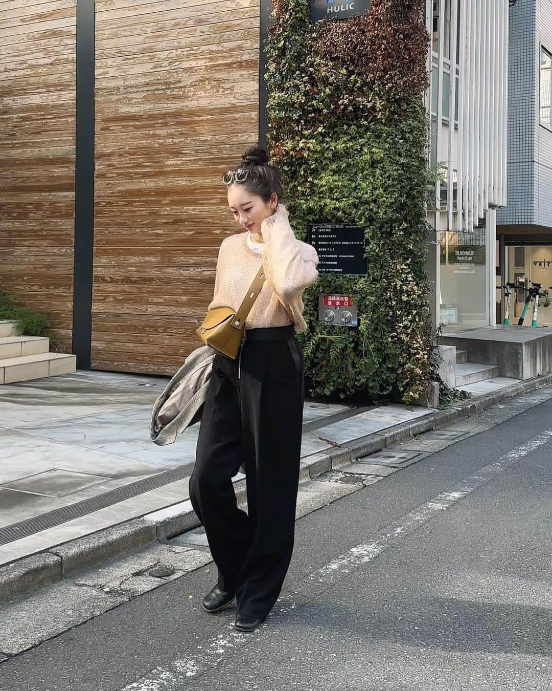 TOMOKAのインスタグラム：「前回即完してしまった square belt slacksのシルエットを アップデートしたnylon belt slacks  インしてもデザインが見えるしアウトすれば 以前と同じようにシンプルに着用できます。  11/24 release @lpdgem.official」