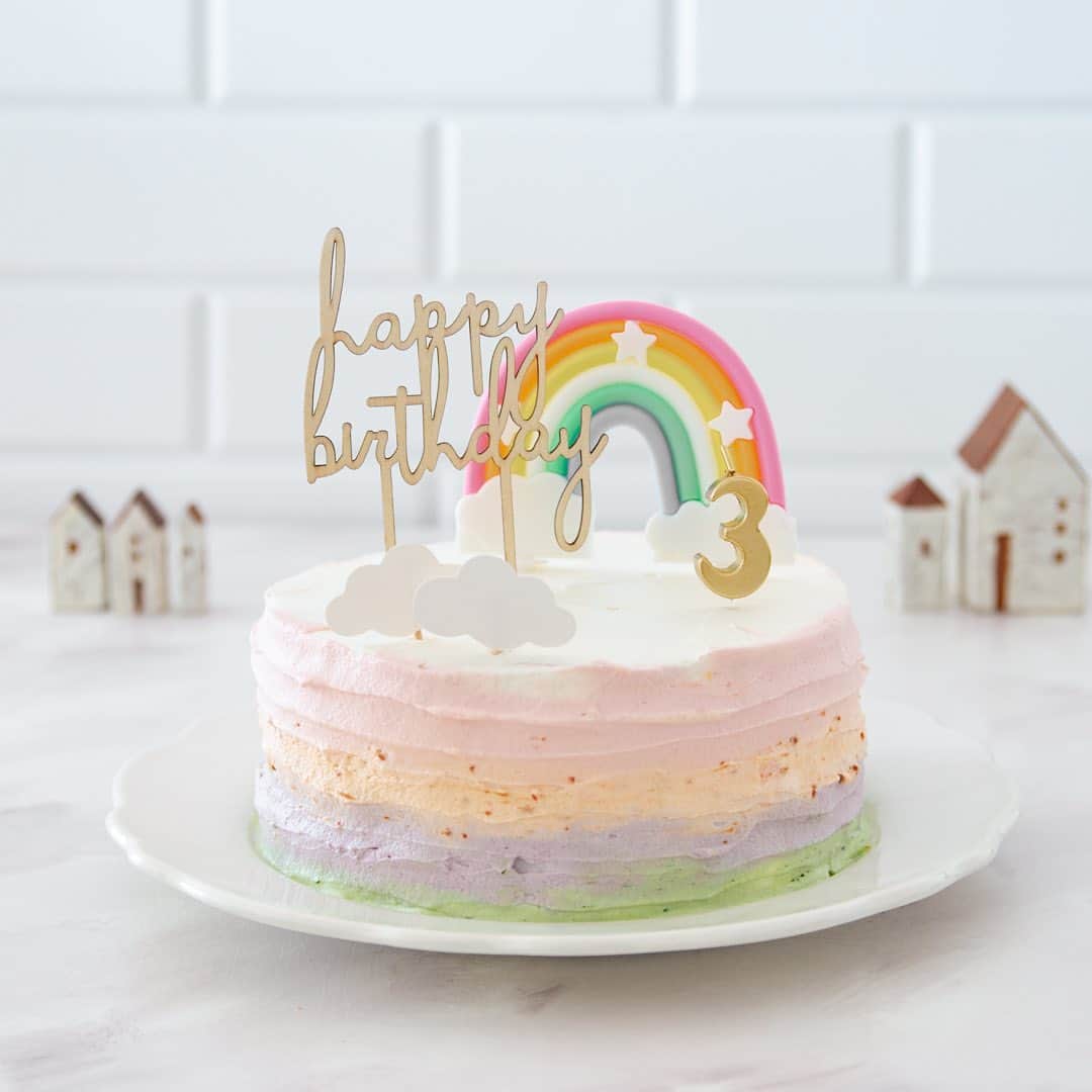 marimoのインスタグラム：「むすめ３歳になりました。 「にじいろのケーキがいい！」 とのリクエストで、 ゆめゆめしいケーキを作りました☺️  中身は苺のショートケーキで、 周りはフリーズドライパウダーで色付けしたクリームを、 なみなみにデコレーション！  「おいしい！」と食べてくれました。 おかわりまで…😚  昨日は家族みんなでパーティーができて 本当に良かったです✨  プレゼントももらってよかったね♫  今日、保育園に送る自転車に乗ったら 「まま、だいすきだよ♡」と🥺  不意打ちで言ってくるから嬉しくてニヤニヤ😚  「ママもだいすきだよ♡」 「ハートあげるね♡」 と言ったら、  「ぱくっ！おいしい！」  ハート食べてました。笑  たまに娘が「ハートあげるね」 って言ってくれるのですが、 どうやら「ハートのキャンディ」だったよう🙄  気持ちのことかと思ってた！  …写真2枚目は、パーティーのお土産。 チョコレートのクッキー缶講座から 「塩カカオサブレ」 「ココナッツとホワイトチョコのクッキー」 私も大好きだし、 万人受けするおいしいレシピ💓  娘の成長と共に、 楽しい思い出がまた増えました♫  ーーーー  𖧷このアカウントでは初心者でも美味しく作れるレシピや教室のご案内を投稿しています♫  𖧷レシピ一覧はプロフ欄リンクよりご覧いただけます🥸 こちらから→ @marimo_cafe  𖧷レシピ本最新刊『本当においしいお菓子の作り方』KADOKAWAより発売中！ 全国の書店、ネットにてお求めいただけます。  𖧷いつもいいね、コメント、フォローありがとうございます☺️励みになっております🫶  ーーーー  #お菓子作り #お菓子作り記録 #誕生日ケーキ #手作りケーキ #3歳誕生日ケーキ」