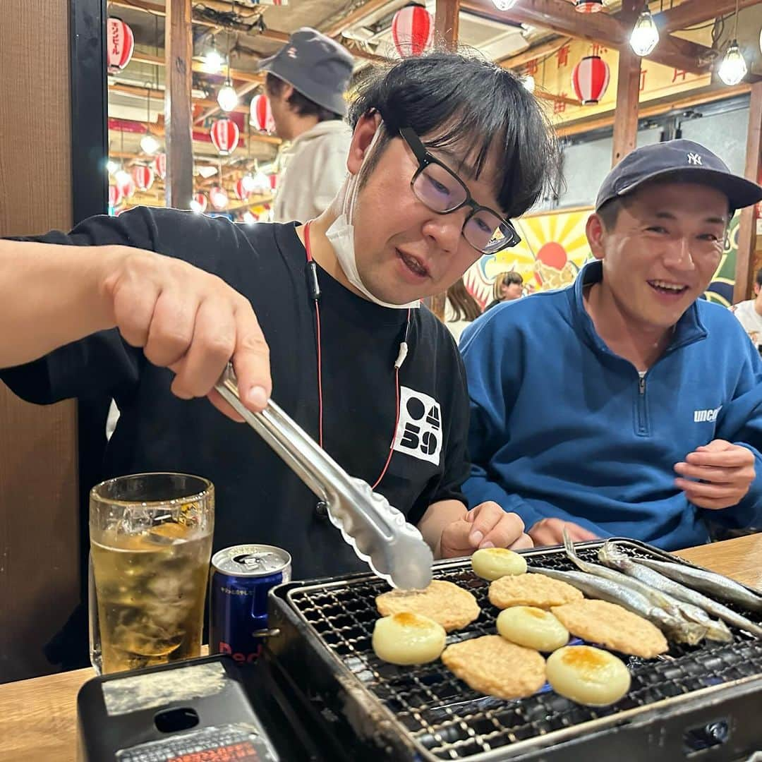 小石田純一のインスタグラム：「事務所ライブ終わりに磯丸水産。楽しく乾杯。1番先輩のメカイノウエさんが焼いてくれてました…。  #磯丸水産 #居酒屋 #海鮮  #メカイノウエ さん #ケビン #お笑い芸人 #ニュースタッフプロダクション」