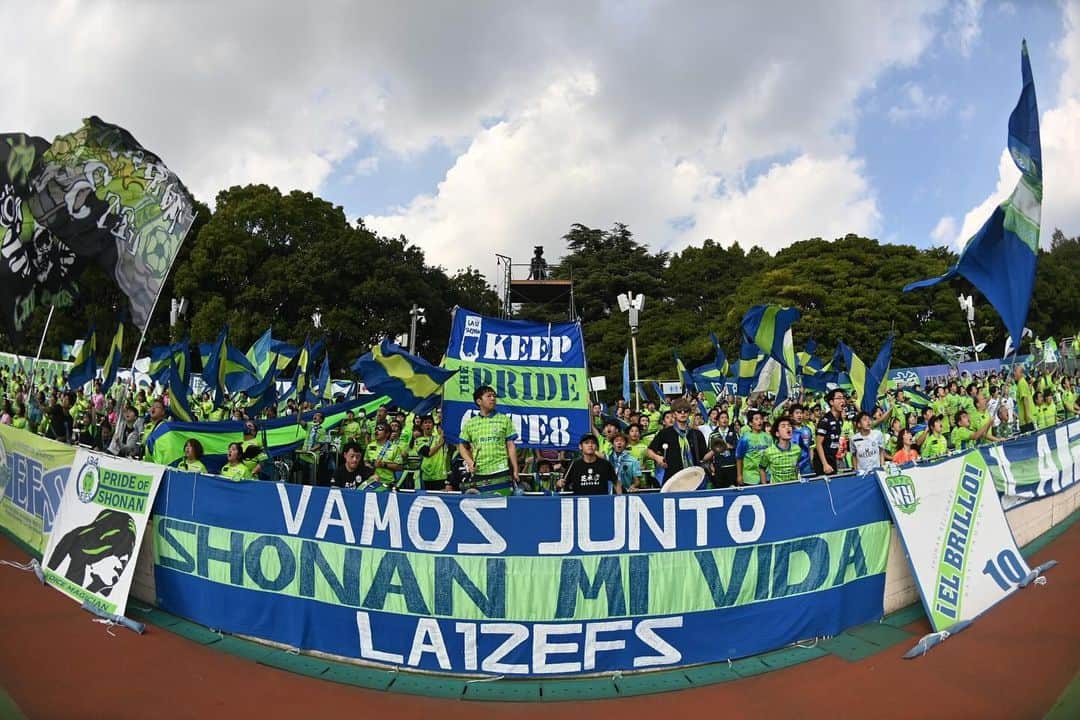のインスタグラム：「明日、横浜FC戦。 ニッパツ三ツ沢球技場で14:00キックオフです。  今シーズンのチームスローガンは「BELIEVE」。 信じて、最後まで湘南らしく戦い抜きましょう🟢🔵  ✅next game J1第33節 🗓11月25日（土）14:00 🆚#横浜FC 🏟ニッパツ  ✅next home game J1第34節 🗓12月3日（日）14:00 🆚#FC東京 🏟レモンS  #湘南 #ベルマーレ #湘南ベルマーレ #bellmare  #たのしめてるか #BELIEVE #roadtothefuture」