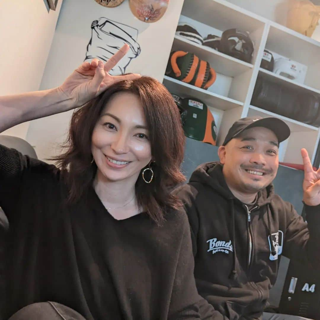 真山景子さんのインスタグラム写真 - (真山景子Instagram)「@kizunabasegym @bonds_security_service  オーナーの伊勢野さん #同級生 チラッと顔出し来たら顔出しに来てくれた✨ありがとうございます✨✨😊✨✨✨ 将来はボンズセキュリティに就職してもらいたい母の勝手な想い（笑）強く優しく育っておくれ😊」11月24日 15時34分 - keikomayamaya