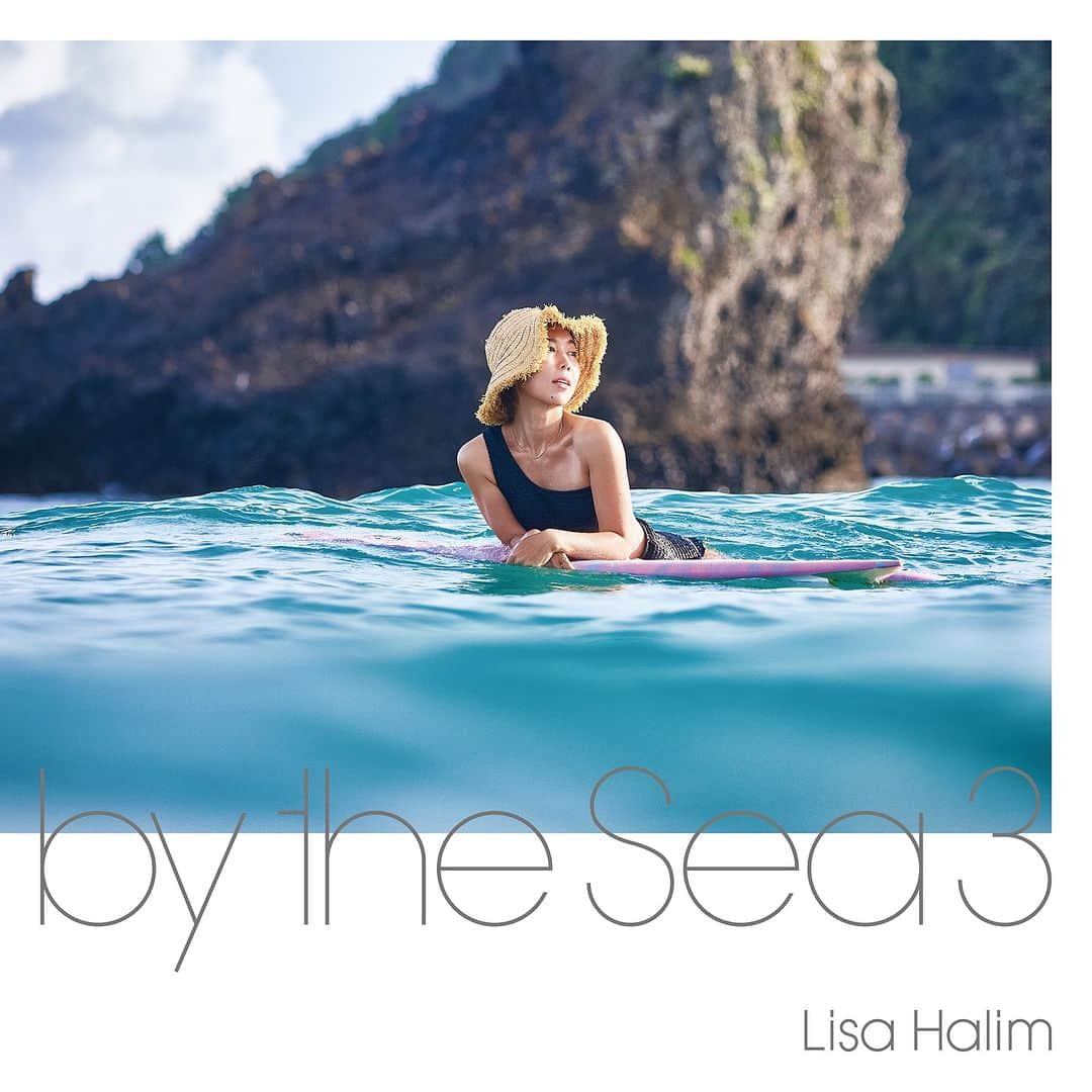 Lisa Halimのインスタグラム：「カバーアルバム"by the Sea3"の予約開始！ 11月29日(水)CD/配信発売です。  今回も素敵なゲストをお迎えしました🌿 1曲目　@miyuuamazing  2曲目　@microfromdeftech  4曲目　@kenny_yoshihara  10曲目 @drewhenmi   by the Seaシリーズは今までも 沢山のアーティスト、ミュージシャンの方々に 参加していただいています。 毎回ゲストさんたちの美しい声に支えられ 楽器の音色や人柄に癒され、 パワーをもらってレコーディングしています。 パワースポットでレコーディングをしていたから きっとこのアルバム自体が、 パワーアルバムになっているはず🫶  選曲もお気に入りです。 皆さんからもたくさんリクエストいただきました。 本当にいつもありがとうございます。 世の中には本当に沢山の名曲がありますね。 カバーさせていただけたこと、感謝しています。 配信開始、CD発売まであと少し。 皆さんに聴いてもらえるのが待ち遠しい🌿☕️   ジャケットは三浦安間さん。 朝の光から、月が海を照らすまで 撮っていただきました。 休憩時間にはもんちゃんとの写真も... @yasumamiura ありがとうございました。 メイクさんの塩ちゃんも、 撮影中もんちゃん見ててくれてありがとう。 @shiochan_7   君は天然色 feat. Miyuu MVを撮ってくれたのは @nachos.san  自然な笑顔を引き出してくれてありがとう。 とってもリラックスして撮影出来ました。  そしていちばん近くで Lisa Halimの歌を引き立ててくれているみなさん。 全て任せっきりにしている私にも、 たまに細かいことを言う私にも、 あーじゃないこーじゃないと説明下手でも、 汲み取って対応してくれてありがとうございます。 とっても素敵なアルバムを完成させてくれて ありがとう！！！！  05.09アレンジ&ピアノ @noriokanazawakey  07.08アレンジ&ギター @iffyguitar  10アレンジ @drewhenmi  パーカッション @anonekonone  サウンドプロデュース @hashimoto_shin  ジャケットデザイン @masato_maekawa  レーベル @insensemusicworksinc   ＜収録曲＞ 01. 君は天然色 feat. Miyuu 02. 真夏の果実 feat. Micro from Def Tech 03. 気持ちいい風が吹いたんです 04. 明日天気になれ feat. Kenny 05. 花 06. Progress 07. OB LA DI OB LA DA 08. 青い車 09. L.O.V.E. 10. Yellow with Drew Henmi 11. 瑠璃色の地球  選曲はLisa本人による厳選曲。聴く人にそっと寄り添う曲、背中を押してくれる曲から「海」「自然」へのメッセージが込められた曲の全11曲。「海を感じる」サウンドと唯一無二の歌声が、聴く人をビーチに連れていってくれます。ジャケットはサーフ・カメラマン三浦安間による撮り下ろし。シリーズ全作を手掛ける彼によるサーフフォトもお楽しみください。」