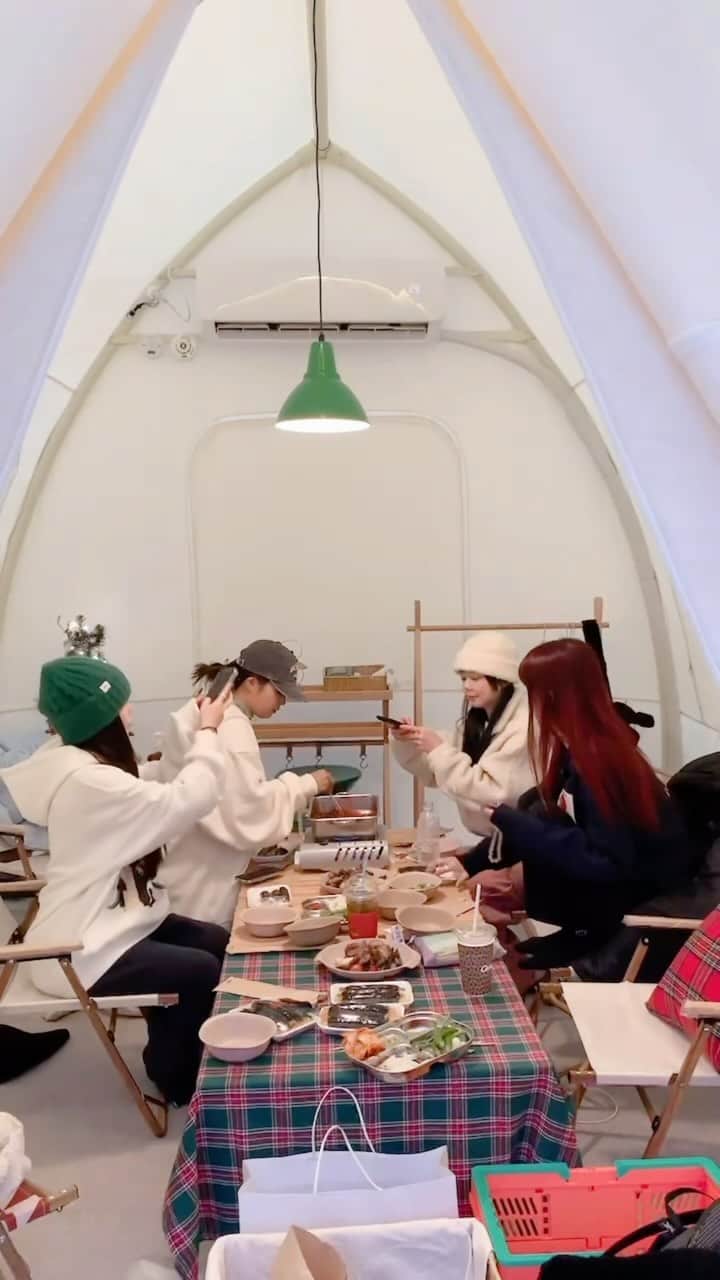 ユ・ボファのインスタグラム：「#이벤트종료  당첨자  평일 @my.johyya  @mi_r2n  @solvely._.95  @sujin2925   주말 @2h_617  @seongmok____2  @_kim_ji_young  @minminssk   보화산타 이벤트입니다🎅🏻🎁 최근 지인들과 함께 다녀온 “비트윈캠크닉”패키지 이벤트 입니다💝  🎁댓글에 함께 가고싶은 사람 태그하고 주말or평일 원하는 일정 남겨주세요👫🏻/👭🏻 (🚨12월 23일,24,25,30,31/1월1일제외)  애견동반 가능하고👌🏻 개인 장비 필요없이❌  즐길 수 있는곳‼️ 프라이빗하게 캠핑 갬성 그대로 느끼고 힐링 할 수 있는 당일 글램핑🏕️ (숙박 불가능🙅🏻‍♀️)  📌비트윈 캠크닉에서 먹천재쭈꾸미&닭발도 만나 볼 수 있어요❤️  🎁EVENT🎁 기간 : 11월24일(금) - 11월27일(월) 참여방법 : 댓글에 함께 가고싶은 사람 태그하고 주말or평일 원하는 일정 남겨주세요👫🏻/👭🏻  ❤️2인 식사권❤️(평일4팀 / 주말4팀) 목살 250g+쭈꾸미 또는 쭈닭 1팩 + 소세지 야채세트 + 쌈무1 + 날치알 가득+ 햇반 1 + 체다치즈 2 + 김  📌#비트윈 @between__official - 경기 양주시 장흥면 가마골로 188-53 - 매주 월,화 휴무 - 외부음식 반입금지 - 1부 11:00-15:00 / 2부 17:00-21:00 🚨12월 23일,24,25,30,31/1월1일(제외)  #비트윈캠핑 #보화이벤트 #식사이벤트 #캠핑이벤트 #캠크닉」