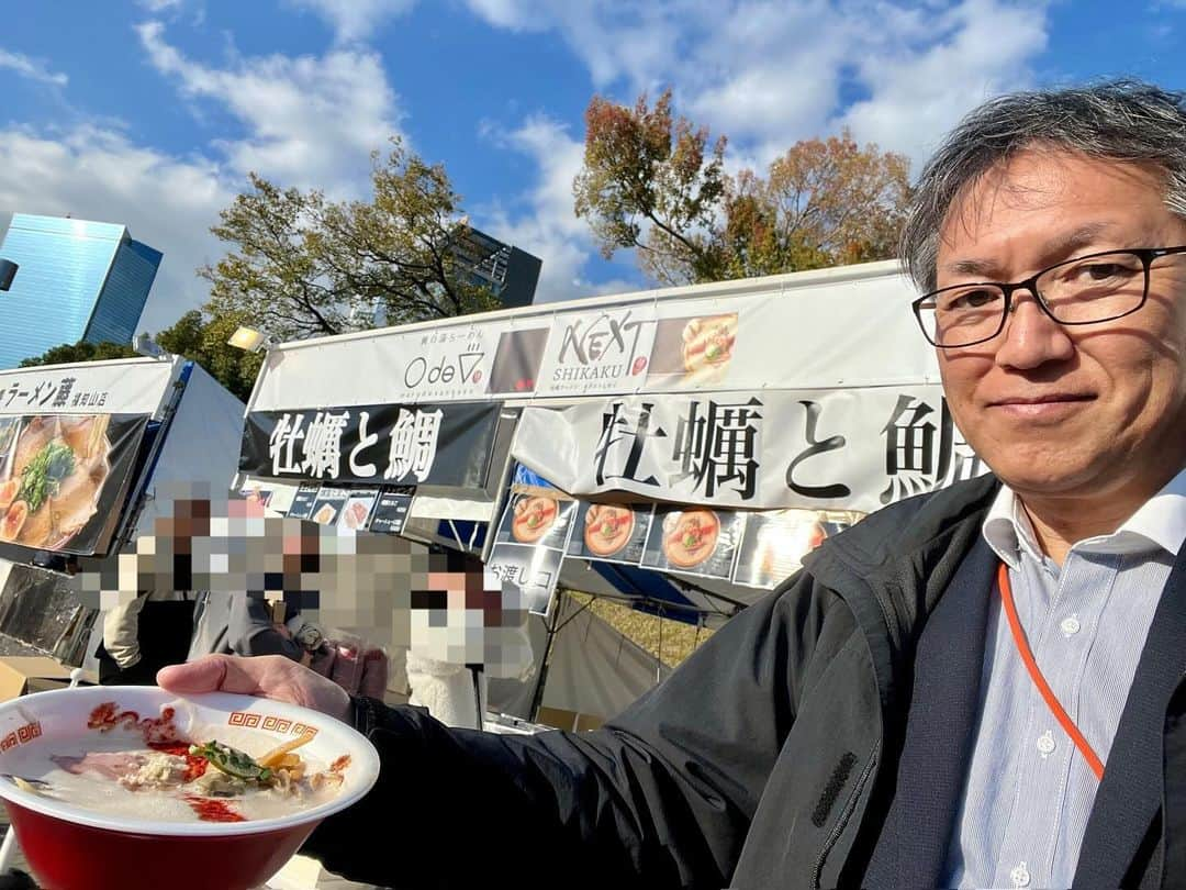 尾山憲一のインスタグラム：「【第２幕開幕してます！】 シノビーもぐもぐパーク 大阪城極上ラーメンストリート  第２幕出店10店舗のうち、私は…  ⚪︎de▽×NEXT◻︎（まるでさんかく×ネクストシカク） 牡蠣と鯛  普段はあまり手を出さないジャンルですが、 今回のためだけのスペシャルメニューってことで。  クリーミーで味わい深いスープに牡蠣と鯛の現物＆エキスが注入！添え物のすだちが爽やかなアクセントになってます！  さて、皆さんの好みは？  ytv社屋周辺では、 極上スイーツPARTY in 城まち  ytv社内10プラザにも イベントブース多数出店中です！  第２幕は11/26（日）19:00までです。」