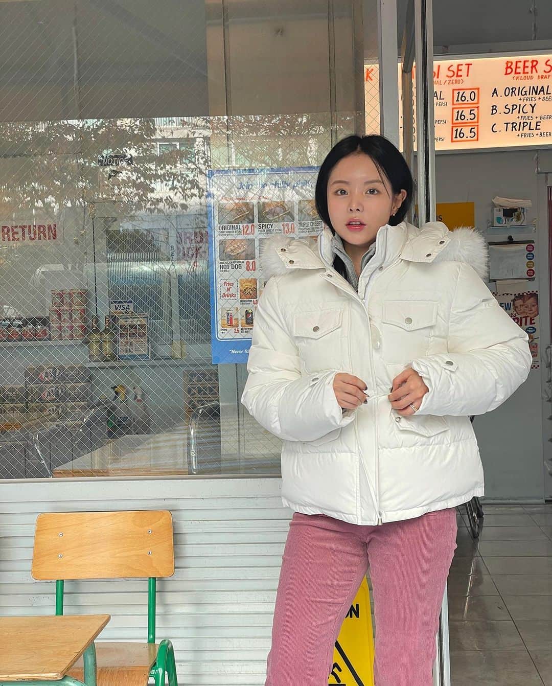 MeJiwooのインスタグラム：「어제까지는 그렇게 따숩더니… 갑자기 또 하루아침에 날씨가🌬️ 저는 목감기 콧물감기로 난릐입니당.. 다들 든든히 패딩챙겨입어유~!   사진속 숏패딩은 가볍고 따숩게 입기좋은 덕다운패딩✨ 리얼퍼 같은 후드 터래기는 페이크인데두 퀄리티 대박이더라요😚  사무실앞에 핫도그 먹으러 갔었는데 다음번엔 기본 말구 다른거 먹어봐야겟어요🌭♥️」