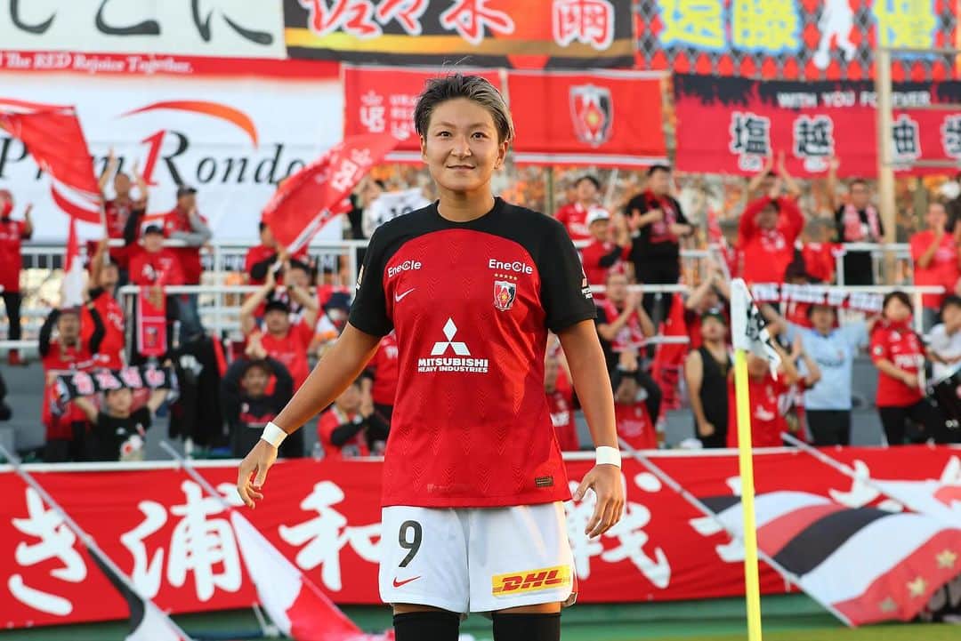 菅澤優衣香さんのインスタグラム写真 - (菅澤優衣香Instagram)「WEリーグ・第3節 vs 日テレ・東京ヴェルディベレーザ 2-2△  アウェイでもホームの雰囲気での熱い応援ありがとうございました。 間違いなく応援が背中を押してくれました。  引き続き熱い応援よろしくお願いします。  なでしこリーグ/WEリーグ通算250試合出場達成をすることができました。 たくさんのお祝いのメッセージありがとうございます。 自分らしいプレーをみなさんの記憶に残せるよーに残りのサッカー人生悔いなくプレーします👍🏻 . . . #三菱重工浦和レッズレディース  #浦和レッズ #urawareds  #9」11月24日 15時41分 - yuippppp_9