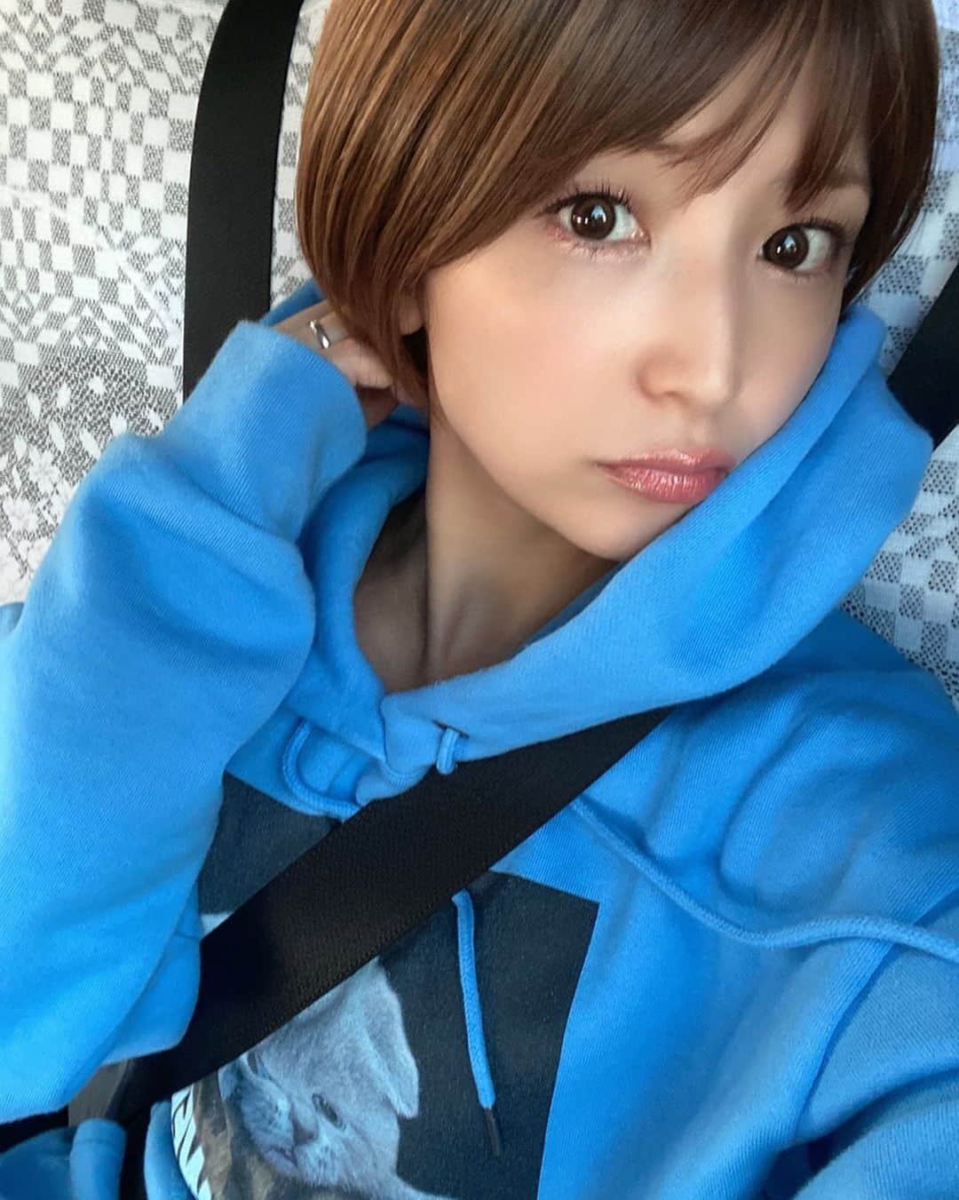 矢口真里のインスタグラム：「今日の、 収録終わった🤔 帰りのタクシーで一人反省会。 （写真はなんか盛れた） （パーカー可愛い）  やっぱりバラエティは楽しいけど、 奥が深い。 やめられないぜっ🤩✨ 今日も勉強になりました‼️  また告知します☺️✨」