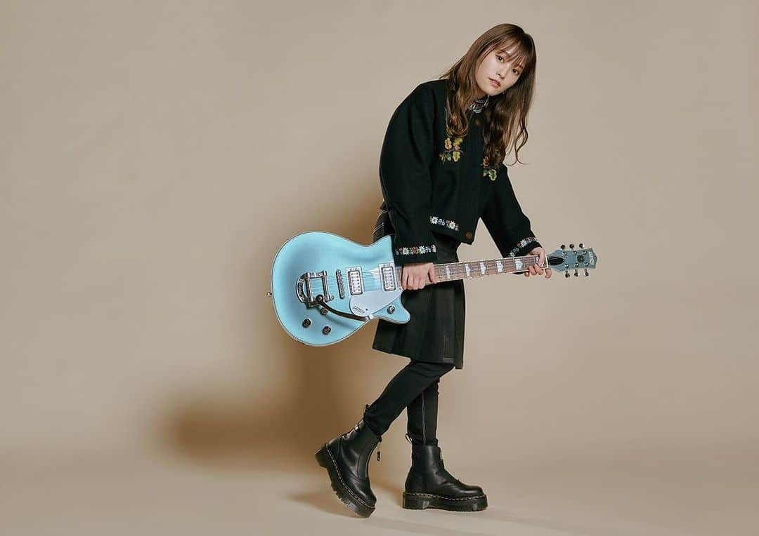 柏木作夢のインスタグラム：「山本彩 ✖︎ Gretsch  本当に最高の瞬間でした。  中学からギターを始めたボクにとっては神聖すぎる場所であるFenderカスタムショップでの撮影  見渡せば美しいギターの数々  興奮してしばらくウロウロしては写真を撮ってしまいました。  幸せな時間でした。  彩さんに感謝です。  https://www.gretschguitars.jp/blog/2023/11/sayaka-yamamoto-special-interview/1188/  Top_ Vivienne Westwood Skirt_ kiryuyrik Shoes_ Dr.martin  #山本彩 #さや姉 #fender #gretsch #guitar  #shooting #サムズポイント #スタイリスト #samukashiwagi #柏木作夢」