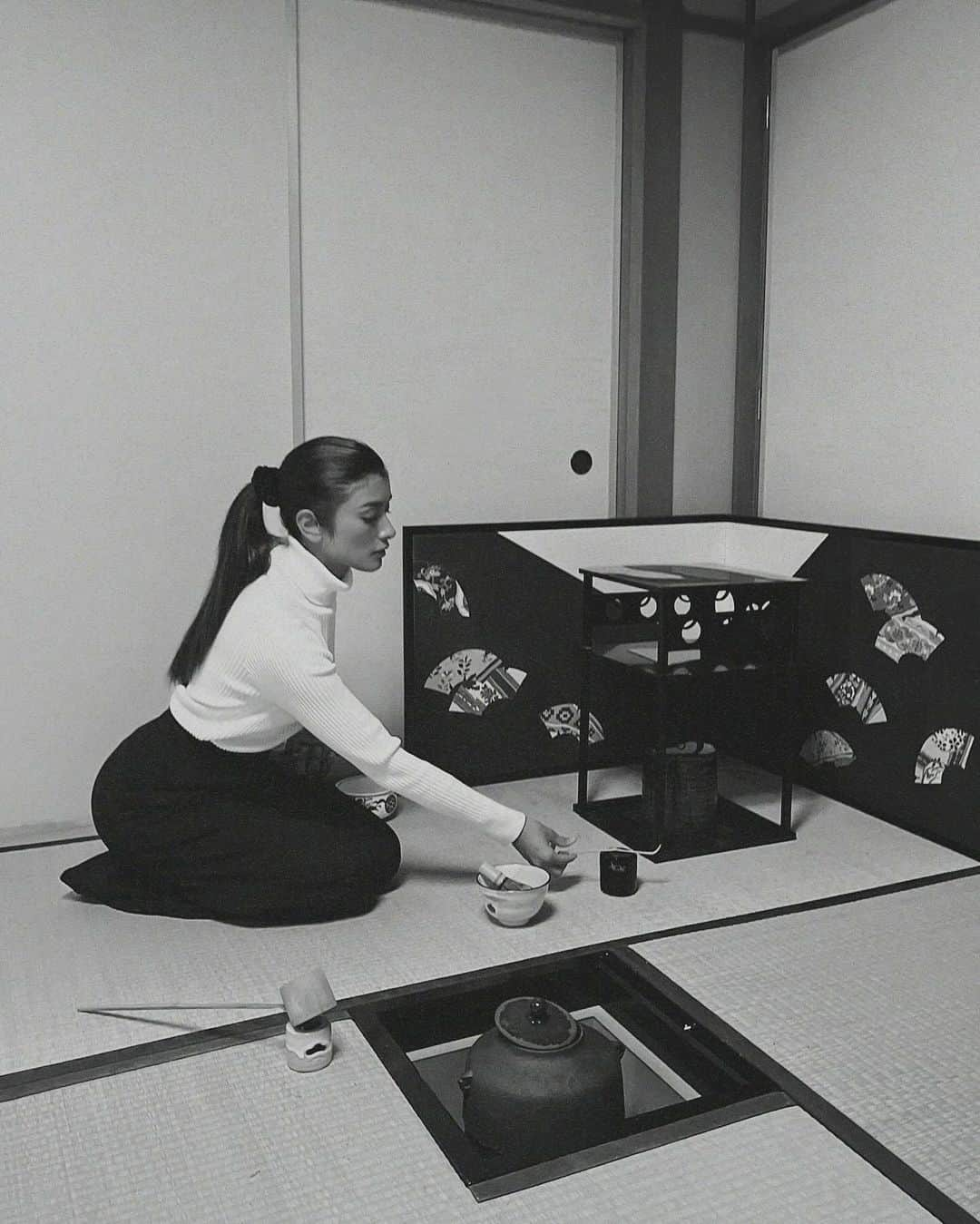 ローラのインスタグラム：「今日の茶道のお稽古🍵🌿Japanese tea ceremony class✍️ 先生が言っていた今日のお言葉『作法も大切だけれど、それよりももっと大切な事は、相手に喜んでもらう事だよ』  この言葉が心に響いたよ💭  今日は、お稽古が終わってから、公園に向かって裸足になって地球と繋がるアーシングをしたよ〜🌱  エネルギーがチャージされて、すっきり☺️🪻  夜はしっかり瞑想をしてからお休みの時間。 おやすみなさーい🌙」