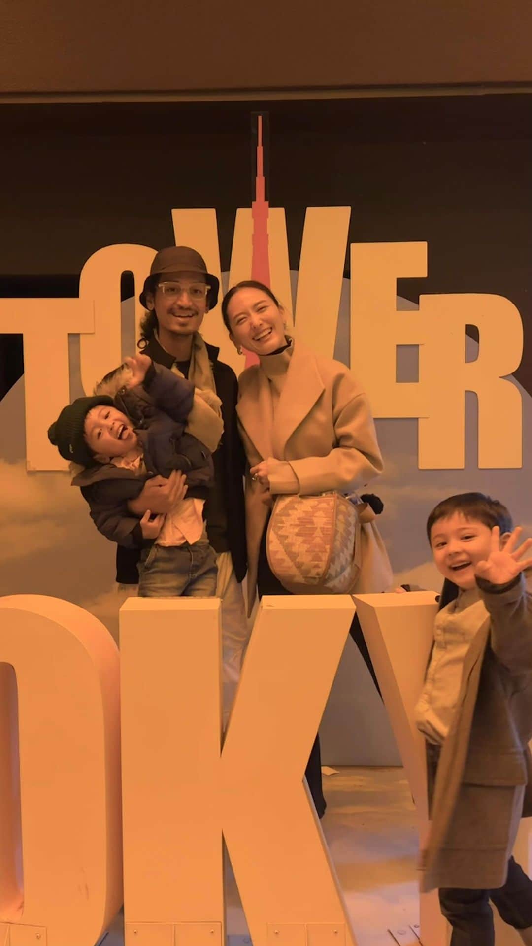 尾形沙耶香のインスタグラム：「👨‍👩‍👦‍👦では初めての🗼  夕暮れの富士山や、宝石箱をひっくり返したような都会の夜景などなど、沢山ある見所をサラッと流してガラスの床から離れなかった、次男 @hola_kenzo0320 👶🏻 長男 @hola_george0618 は、なんとかお土産を買ってもらおうと、偶然を装って売店コーナーに紛れ込み、キーホルダーを眺めていました👦🏻 何はともあれ、家族が笑顔ならそれで良し💮  #familyday  #tokyotower  #絶景」
