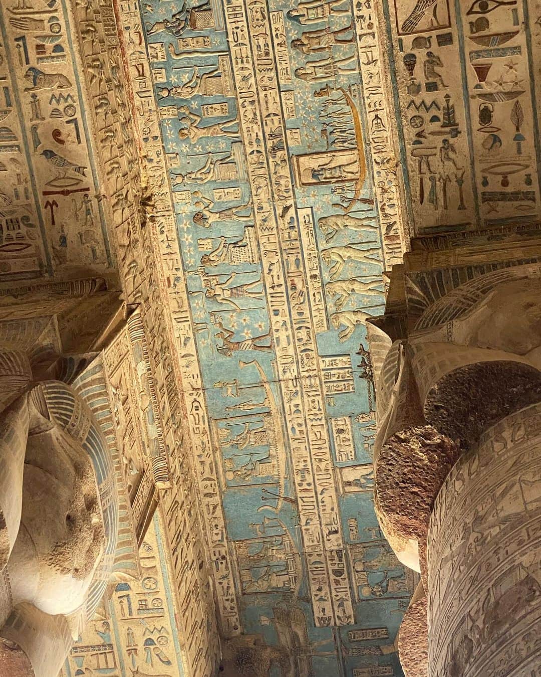 青山有紀のインスタグラム：「天井までぎっしり美しいレリーフ✨✨✨ すごすぎるんですけどーー😭✨ #ハトホル神殿 #エジプト」
