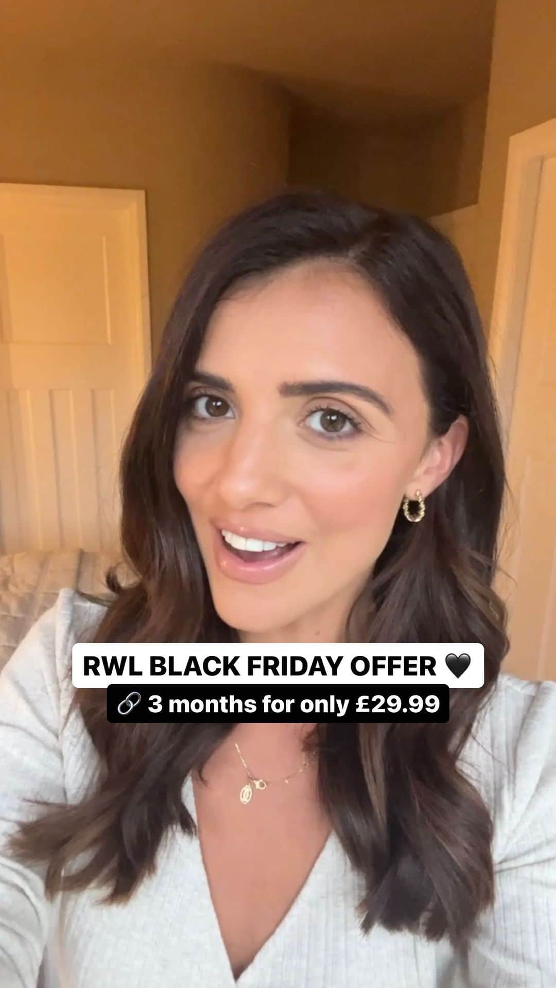 ルーシー・メックレンバーグのインスタグラム：「🖤 Unlock 3 months of unlimited RWL access for only £29.99 - this weekend only! 🔗  Lose weight and hit your goals with our library of on-demand workouts for every fitness level - with an incredible 50% off your first 3 months of RWL (usually £59.97) 😱  🏡 Over 3,000 home workouts including: 🕺 Dance Fit 🥊 Boxing and Combat 🧘‍♀️ Yoga  🥵 Pilates 💪 Weights 🔥 HIIT  🥗 Custom meal plans and thousands of easy to cook recipes: Enjoy delicious, nutritionist-approved meals and diet plans, personalised to your needs and preferences. Lose weight without feeling hungry and still enjoy the foods you love, made healthier.  💭 Guided meditations & life-changing mindset advice: Reduce stress, boost your motivation, and increase daily mindfulness with sleep stories, daily app affirmations, meditations, and courses on motivation, confidence, anxiety, relationships and happiness.  👯‍♀️ Support from members, just like you Seek encouragement from the incredible RWL members in the private in-app community, and share your achievements and struggles with members who’re going through the same journey you are!   ⭐️⭐️⭐️⭐️⭐️ “I’m in the best shape of my life thanks to RWL!” “RWL gave me my confidence back!” “I lost over 15lbs and feel amazing!”   If you’ve been looking for a sign, THIS IS IT ✅ Secure your space as part of the RWL family now and join the community of women who are transforming their lives.  🔗 Click the link in our bio to claim your exclusive Black Friday offer to start your transformation and become the healthiest version of yourself 🖤  *For new customers only. After your first 3 months your subscription will auto-renew at a discounted price of £47.99 every 3 months unless cancelled.  #rwl #rwlfitties #homeworkouts #workoutathome #weightloss #weightlossjourney #fatloss #fatlossjourney #fitnesstransformation #caloriecounting #healthyrecipes #easyrecipes #recipeinspiration #2024goals」