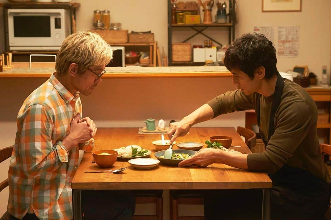 テレビ東京さんのインスタグラム写真 - (テレビ東京Instagram)「🍚#きのう何食べた？ season2🥢 第8話🍳今日11/24(金)深夜24時12分〜  *─────────────* 祐（マキタスポーツ）と玲子（奥貫薫）が 盛装で美容院に現れる。 娘の大学の入学式に出席したのだ。 しかもひと段落着いたのを機に ２人でベトナム旅行に行くという。 予想外の展開に賢二（内野聖陽）らは 関係が修復したと思ったのだが…。  その頃、史朗(西島秀俊)は 離婚の相談を受けていた。 依頼者の敏子（村岡希美）は、 浮気相手と結婚するため 離婚を突きつけてきた夫に、 騙されていること を認めさせて欲しいという。 *─────────────*  #西島秀俊 #内野聖陽 #マキタスポーツ #坂東龍汰 #奥貫薫 #坂東龍汰 #三宅祐 #椿弓里奈 #中澤実子 #田山涼成 #梶芽衣子  ©️「きのう何食べた？ season2」製作委員会 ©️よしながふみ／講談社」11月24日 15時57分 - tvtokyo_pr