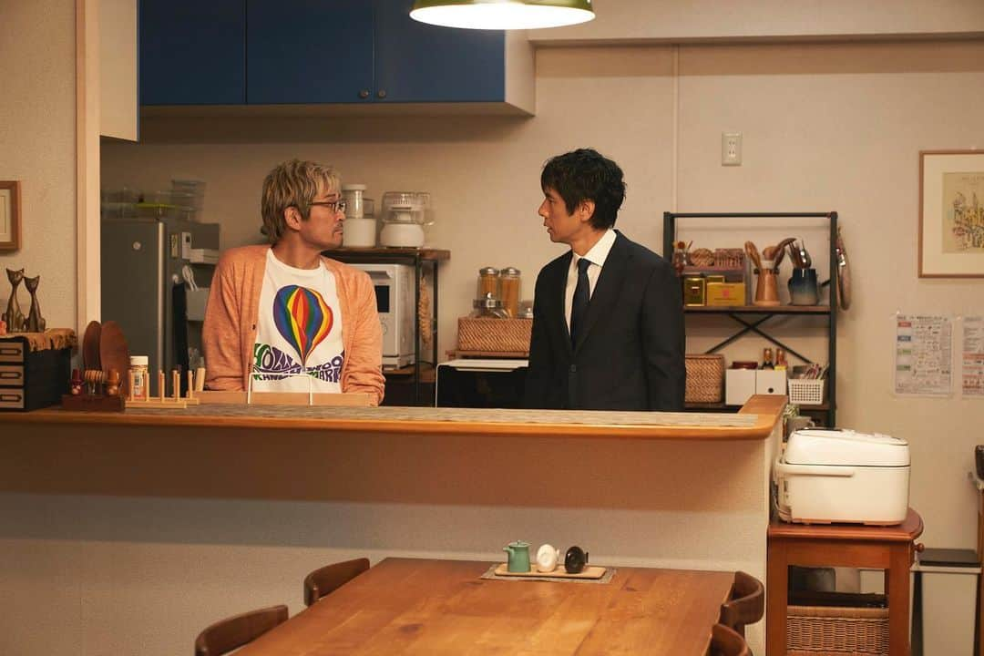 テレビ東京さんのインスタグラム写真 - (テレビ東京Instagram)「🍚#きのう何食べた？ season2🥢 第8話🍳今日11/24(金)深夜24時12分〜  *─────────────* 祐（マキタスポーツ）と玲子（奥貫薫）が 盛装で美容院に現れる。 娘の大学の入学式に出席したのだ。 しかもひと段落着いたのを機に ２人でベトナム旅行に行くという。 予想外の展開に賢二（内野聖陽）らは 関係が修復したと思ったのだが…。  その頃、史朗(西島秀俊)は 離婚の相談を受けていた。 依頼者の敏子（村岡希美）は、 浮気相手と結婚するため 離婚を突きつけてきた夫に、 騙されていること を認めさせて欲しいという。 *─────────────*  #西島秀俊 #内野聖陽 #マキタスポーツ #坂東龍汰 #奥貫薫 #坂東龍汰 #三宅祐 #椿弓里奈 #中澤実子 #田山涼成 #梶芽衣子  ©️「きのう何食べた？ season2」製作委員会 ©️よしながふみ／講談社」11月24日 15時57分 - tvtokyo_pr