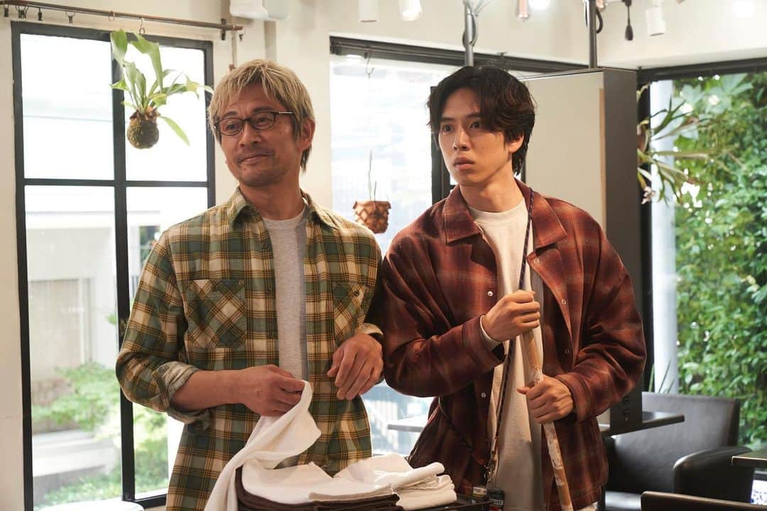 テレビ東京さんのインスタグラム写真 - (テレビ東京Instagram)「🍚#きのう何食べた？ season2🥢 第8話🍳今日11/24(金)深夜24時12分〜  *─────────────* 祐（マキタスポーツ）と玲子（奥貫薫）が 盛装で美容院に現れる。 娘の大学の入学式に出席したのだ。 しかもひと段落着いたのを機に ２人でベトナム旅行に行くという。 予想外の展開に賢二（内野聖陽）らは 関係が修復したと思ったのだが…。  その頃、史朗(西島秀俊)は 離婚の相談を受けていた。 依頼者の敏子（村岡希美）は、 浮気相手と結婚するため 離婚を突きつけてきた夫に、 騙されていること を認めさせて欲しいという。 *─────────────*  #西島秀俊 #内野聖陽 #マキタスポーツ #坂東龍汰 #奥貫薫 #坂東龍汰 #三宅祐 #椿弓里奈 #中澤実子 #田山涼成 #梶芽衣子  ©️「きのう何食べた？ season2」製作委員会 ©️よしながふみ／講談社」11月24日 15時57分 - tvtokyo_pr