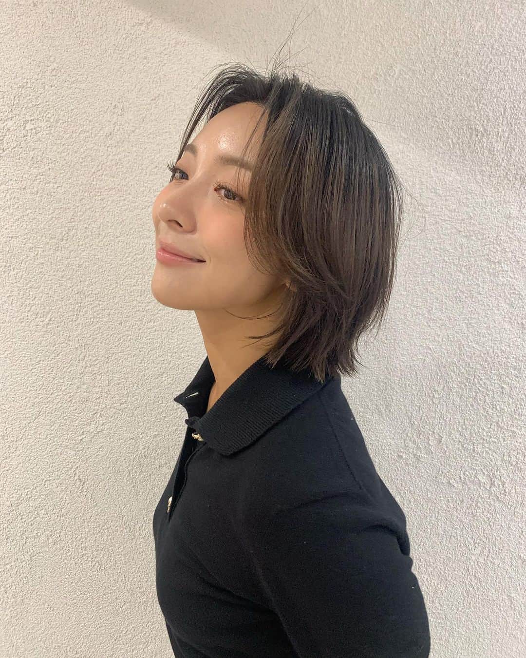 のインスタグラム：「아이소이 팝업행사& 콘서트연습 가는길!!   얼른 팬분들과 지인분들 만날생각에 더 열심히 준비하고 있습니다. 지난번 공연에서 부족했던 점들을 보안하구 보다 더 좋은 음악을 들려드리기 위해 노력하구 이쪄요 많이 기대해주떼요오오!  2023. 12.17일 PM 4:00 ‘The Love Affair A Night Of Music’ ❤️   see you soon!!✨☺️  #로즈코랄메이꾸옵🌷🍑 #윈드컷스타일링 ✨✨✨  M_ @hyunseungah_  H_ @sunjuchoi」