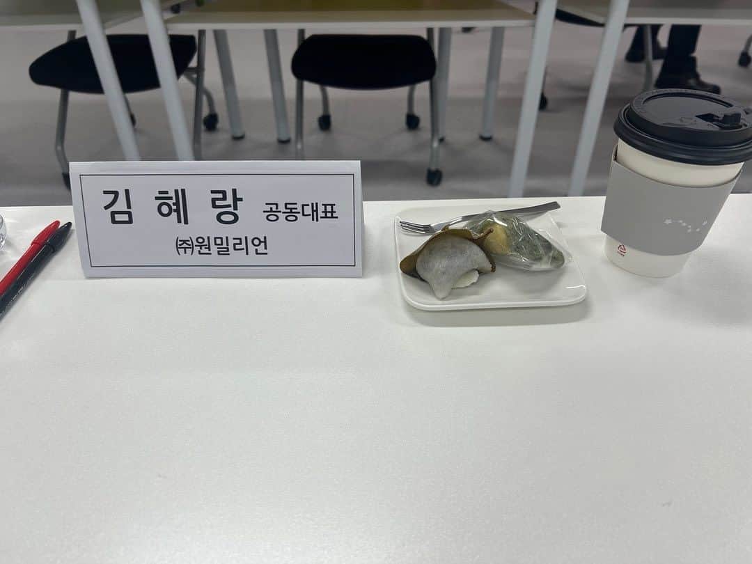 リア・キムさんのインスタグラム写真 - (リア・キムInstagram)「영광스럽게도 세계 최초 저작권박물관의 개관을 축하하는 자리에 참석하며, 안무저작권을 기증하는 뜻깊은 프로젝트에 함께하게 되었습니다.   함께 자리해주신 유인촌 장관님과 박대출 의원님, 조규일 시장님 그리고 문화체육관광부와 한국저작권위원회 관계자분들께 진심으로 감사와 축하의 말씀을 드립니다. 열정을 다해서 저작권을 기증해준 우리 원밀리언의 @mihawkback 구영이와 @amazon.kr 아마존 크루, 함께 프로젝트를 빛냈던 이영지씨와 작곡가님께도 감사의 말씀을 드립니다.  장관님의 언급대로 문화예술과 콘텐츠 분야의 발전은 창작자들의 권리 보호에서 시작됩니다. 안무저작권의 강화는 전 세계에서 즐길 수 있는 K-댄스의 발전에 기여할 것입니다. 앞으로도 안무가 리아킴으로, 그리고 원밀리언의 대표 김혜랑으로 미약하지만 항상 최선을 다해 안무가와 댄서들의 권리를 보호하는 데 기여하겠습니다.」11月24日 16時00分 - liakimhappy