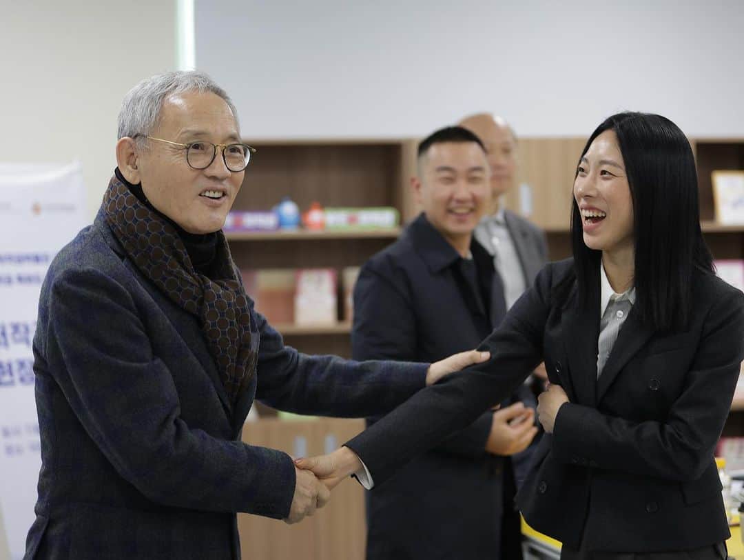 リア・キムのインスタグラム：「영광스럽게도 세계 최초 저작권박물관의 개관을 축하하는 자리에 참석하며, 안무저작권을 기증하는 뜻깊은 프로젝트에 함께하게 되었습니다.   함께 자리해주신 유인촌 장관님과 박대출 의원님, 조규일 시장님 그리고 문화체육관광부와 한국저작권위원회 관계자분들께 진심으로 감사와 축하의 말씀을 드립니다. 열정을 다해서 저작권을 기증해준 우리 원밀리언의 @mihawkback 구영이와 @amazon.kr 아마존 크루, 함께 프로젝트를 빛냈던 이영지씨와 작곡가님께도 감사의 말씀을 드립니다.  장관님의 언급대로 문화예술과 콘텐츠 분야의 발전은 창작자들의 권리 보호에서 시작됩니다. 안무저작권의 강화는 전 세계에서 즐길 수 있는 K-댄스의 발전에 기여할 것입니다. 앞으로도 안무가 리아킴으로, 그리고 원밀리언의 대표 김혜랑으로 미약하지만 항상 최선을 다해 안무가와 댄서들의 권리를 보호하는 데 기여하겠습니다.」