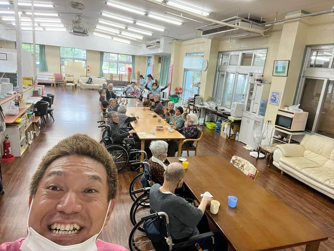 パッション屋良さんのインスタグラム写真 - (パッション屋良Instagram)「今日は、久志交じりの皆さんと情熱的にパッション体操だね！  玉入れで情熱的に楽しんだんだね！  スタッフさんから、情熱的な贈り物頂いたんだね！ ありがとうございますだね！  #パッション体操 #老人ホーム」11月24日 16時00分 - passionyara