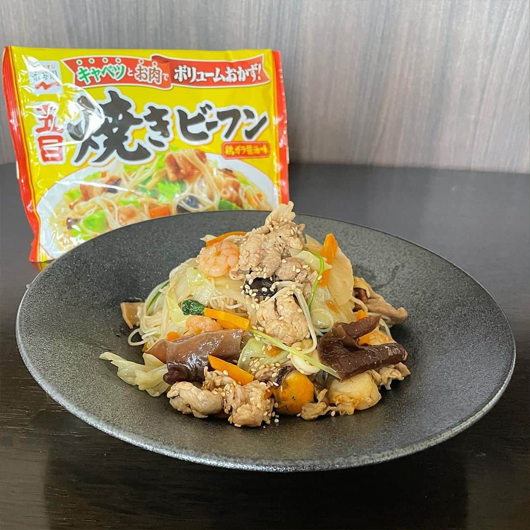 味ひとすじ　永谷園さんのインスタグラム写真 - (味ひとすじ　永谷園Instagram)「＼五目焼きビーフン人気アレンジレシピ3選✨／ ・ 当アカウントで人気の五目焼きビーフンを使ったアレンジレシピ3品をご紹介🎉  どんな具材を入れても相性が良く、野菜不足解消にも！ 簡単にアレンジができるので、忙しい日や献立に困った時の助けになります💪🏻 ・ ➡画像を左にスワイプして詳細をチェック⇉👆 ➡こちらの投稿を保存して、レシピを作る際の参考に🔖 ・ 今回ご紹介したのは、次のユーザーさまの素敵なレシピです♪ ①野菜たっぷり焼きビーフン @meris_kitchen0418 さま ②キムチ入り焼きビーフン  @yu__ri.e さま ③五目焼きビーフン @cochopo127 さま ・ いつもありがとうございます🤗永谷園公式です。​レシピの感想など、コメントで教えてくださいね♪ 🔔2024年1月、永谷園商品セットが当たるキャンペーンを開催予定！🔔 当アカウントをフォローのうえ楽しみにお待ちください❤  #永谷園 での投稿はご紹介させていただくことがあります✨皆さまの素敵な投稿をお待ちしております！ ・ ・ #五目焼きビーフン #焼きビーフン #ビーフン #アレンジ料理 #おうちごはん #家ごはん #簡単ごはん #簡単レシピ #時短レシピ #お手軽レシピ #時短ごはん #手料理グラム #手作りご飯 #料理好きな人と繋がりたい #アレンジレシピ  #キッチングラム #朝ごはん #お昼ごはん #夜ごはん #朝食 #ごはん記録 #料理記録 #手料理 #料理部 #手作りごはん #料理好き #デリスタグラム #献立 #永谷園」11月24日 16時00分 - nagatanien_jp