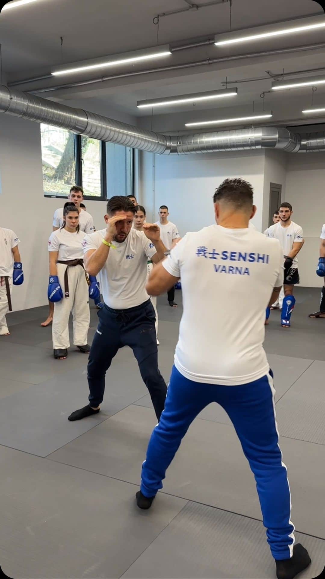 アンディ・サワーのインスタグラム：「#KWUSENSHI camp 23-26 November 2023 Varna, Bulgaria #combatsports #martialarts」