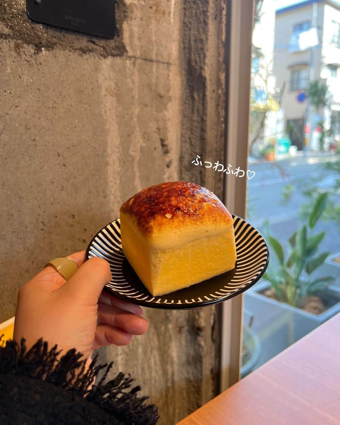 山田菜々のインスタグラム：「🤤🎂🍞♡  関西でのおすすめカフェはどこですか？ ってよく聞かれるのだけどほぼ行ったことがなくて いつもわからん...と申し訳なくなってたのですが🥲！！！  なんと3つも最高のところを教えてもらいました😌🌱  今回は阪神高速道路に乗って兵庫県へ行ってきました🚗  ・たまご専門 本巣ヱ ・Café Mamounia ・Blanche  どこも雰囲気が違ってこんな日はここ！って行きたいところでした🪴  そしてなぜ私がこんな素敵なお店を知れたのかというと...  阪神高速道路ドライブチャンネル 【どらちゃん】 のYou tubeチャンネルで 「クリスマスに行きたい！カップルor家族でもオススメ映え スイーツ巡り!！」に呼んでいただきました〜☺️♡  尼崎で生まれた私は何度も何度も 阪神高速道路を使っていろんなところに家族でお出かけもしたし、 わんちゃんとのお出かけ情報とかもあってなんだかほんわか優しいyoutubeでした☺️💕  教科書で見た地震のときに阪神高速道路が壊れていたのは今でも目に焼き付いてるけど、たくさんの人が頑張ってくれたおかげで今は阪神高速道路に乗っていろんな場所に行きやすいところもちょっと好きになりました☺️🌱  実際に、MCのかっちゃんさんは地震をきっかけに阪神高速のお仕事についた教えていただき普段考えたことなかった高速になんなく乗れるありがたさまで考えられて私の知識も増えて実りのある1日でした☺️🌱  ぜひご覧ください〜🥹♡  ※「どらちゃん」は、阪神高速社員がYouTuberとして ショッピングからレジャースポットまで、 阪神高速道路を使ったお出かけ先を紹介するプロジェクト！  #阪神高速 #阪神高速どらちゃん」