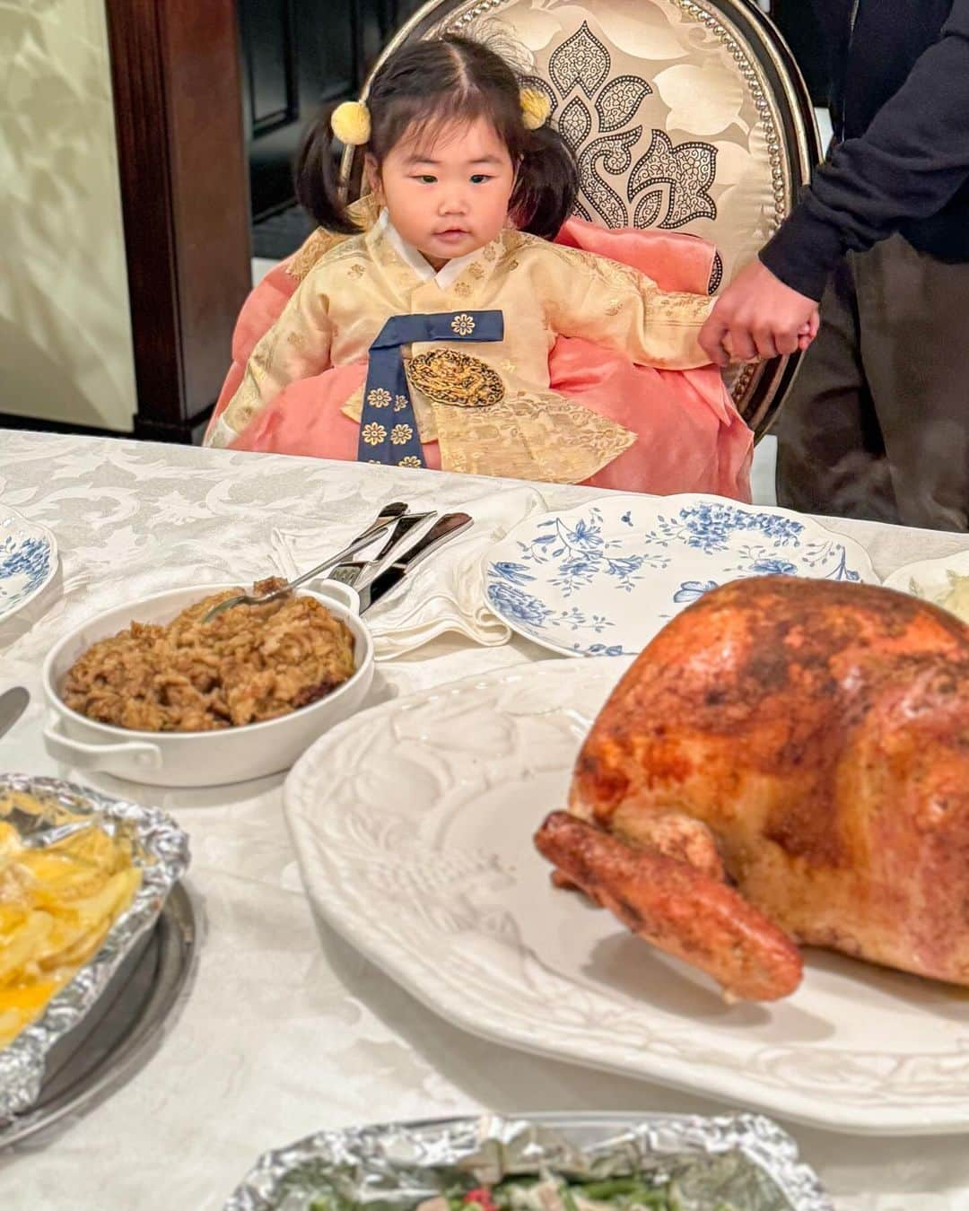 パク・ウンジさんのインスタグラム写真 - (パク・ウンジInstagram)「Happy thanksgiving 🩷🙏 벌써 6번째 땡스기빙🇺🇸 건강하고 행복하자 소중한 우리 가족. 말문 트여서 수다쟁이가 된 말괄량이 회장님 덕에 너무 재밌었네~☺️ 돌 때 맞춘 한복은 ㅎㅎ 입을 일이 없어 아까워서 오늘 입혔어요.  요리 준비한 마 허즈밴 고생했어 라뷰🫶  🇺🇸미국 동포 여러분들도 ~  모두 따뜻하고 사랑이 넘치는 땡스기빙 보내셨길 바래요🩷  #thanksgiving #happythanksgivng #땡스기빙 #은자언니LA」11月24日 16時06分 - egeeparkcom