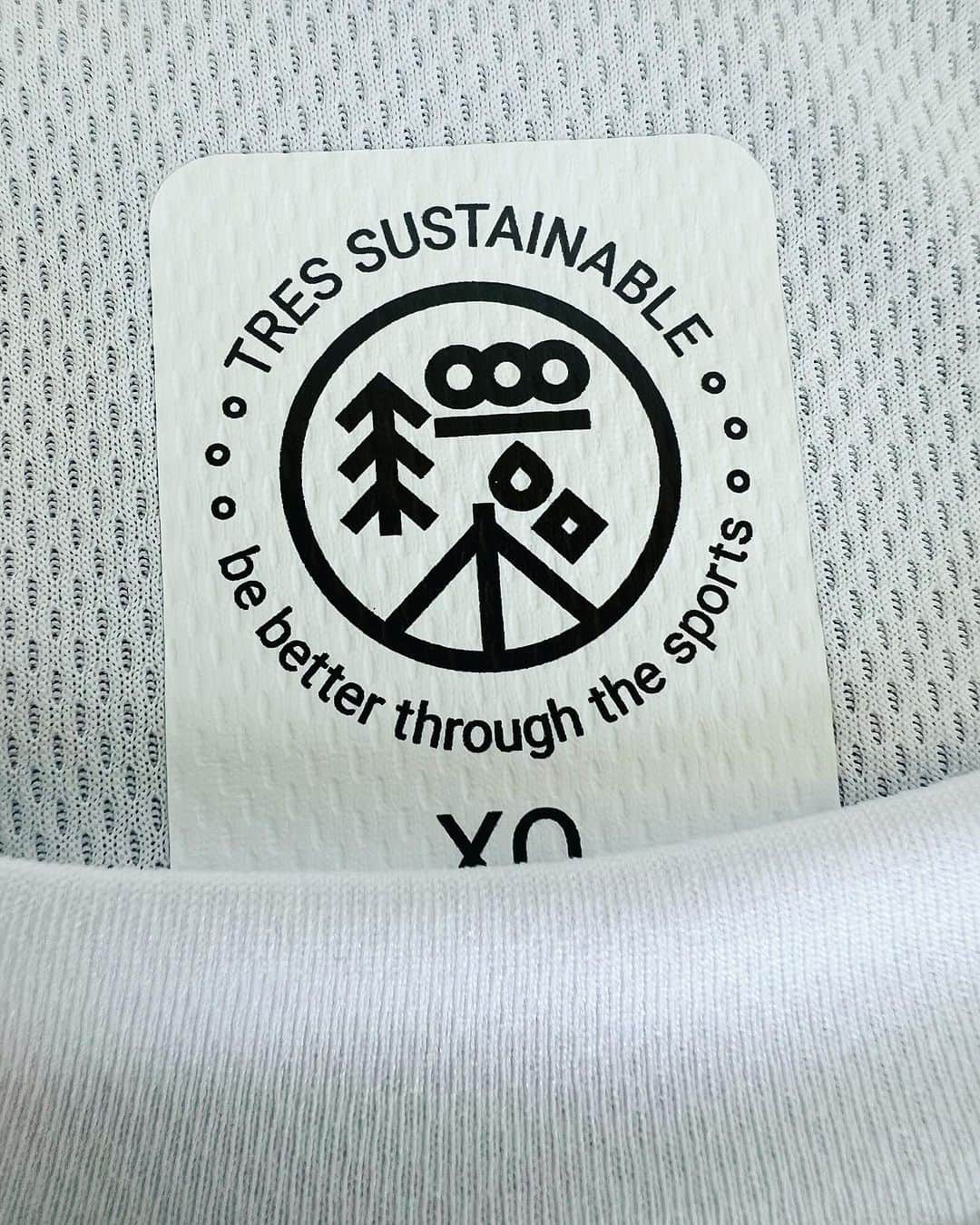 秋吉亮さんのインスタグラム写真 - (秋吉亮Instagram)「RSTARの新作出しました😝⚾️  今回はTRESさんとのコラボ商品でスポーツシャツを作りました🤩  TRESさんは生地から作っていて、着心地もよく、とてもいいシャツになってます✌️  生地は何回も使っても痛みがなく、また汗をかいて嫌な臭いなども出てこないので、すごくおすすめです😂  是非スポーツする際にはこのシャツを着てみてください😝✌️  生地裏側に施されたパターンで吸水速乾性に 優れたスポーツ用Tシャツ素材。 シルエットは細身、ボトムはヘキサゴン (六角形）パターンを採用。 環境に配慮しリサイクルポリエステル100％ 使用のモデル。  #秋吉亮 #rstar #tres #アパレル #ファッション #スポーツ #スポーツシャツ #野球 #バスケ #サッカー #ゴルフ #ランニング #トレーニング #筋肉 #筋トレ」11月24日 16時06分 - ryo.akiyoshi_14