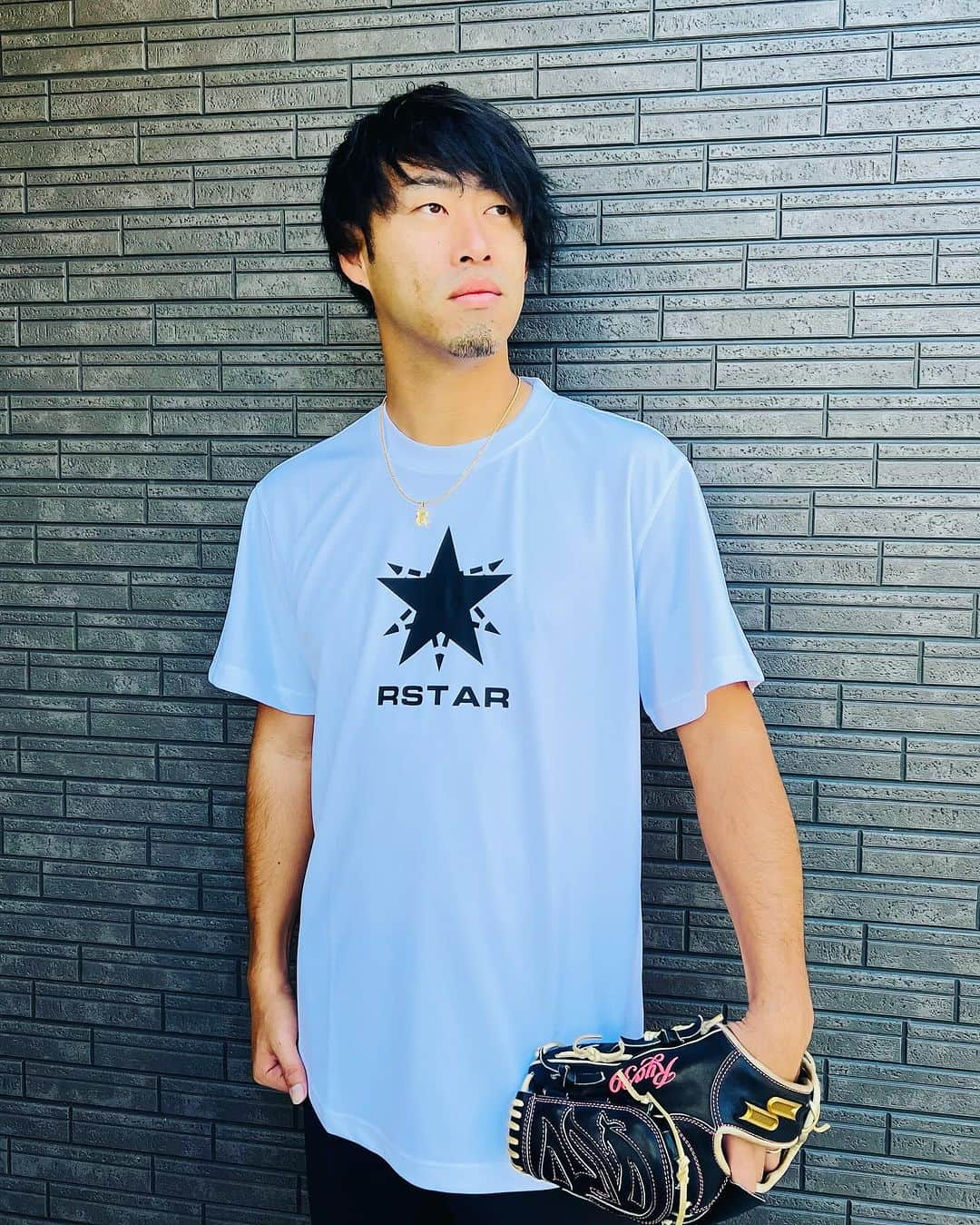 秋吉亮さんのインスタグラム写真 - (秋吉亮Instagram)「RSTARの新作出しました😝⚾️  今回はTRESさんとのコラボ商品でスポーツシャツを作りました🤩  TRESさんは生地から作っていて、着心地もよく、とてもいいシャツになってます✌️  生地は何回も使っても痛みがなく、また汗をかいて嫌な臭いなども出てこないので、すごくおすすめです😂  是非スポーツする際にはこのシャツを着てみてください😝✌️  生地裏側に施されたパターンで吸水速乾性に 優れたスポーツ用Tシャツ素材。 シルエットは細身、ボトムはヘキサゴン (六角形）パターンを採用。 環境に配慮しリサイクルポリエステル100％ 使用のモデル。  #秋吉亮 #rstar #tres #アパレル #ファッション #スポーツ #スポーツシャツ #野球 #バスケ #サッカー #ゴルフ #ランニング #トレーニング #筋肉 #筋トレ」11月24日 16時06分 - ryo.akiyoshi_14