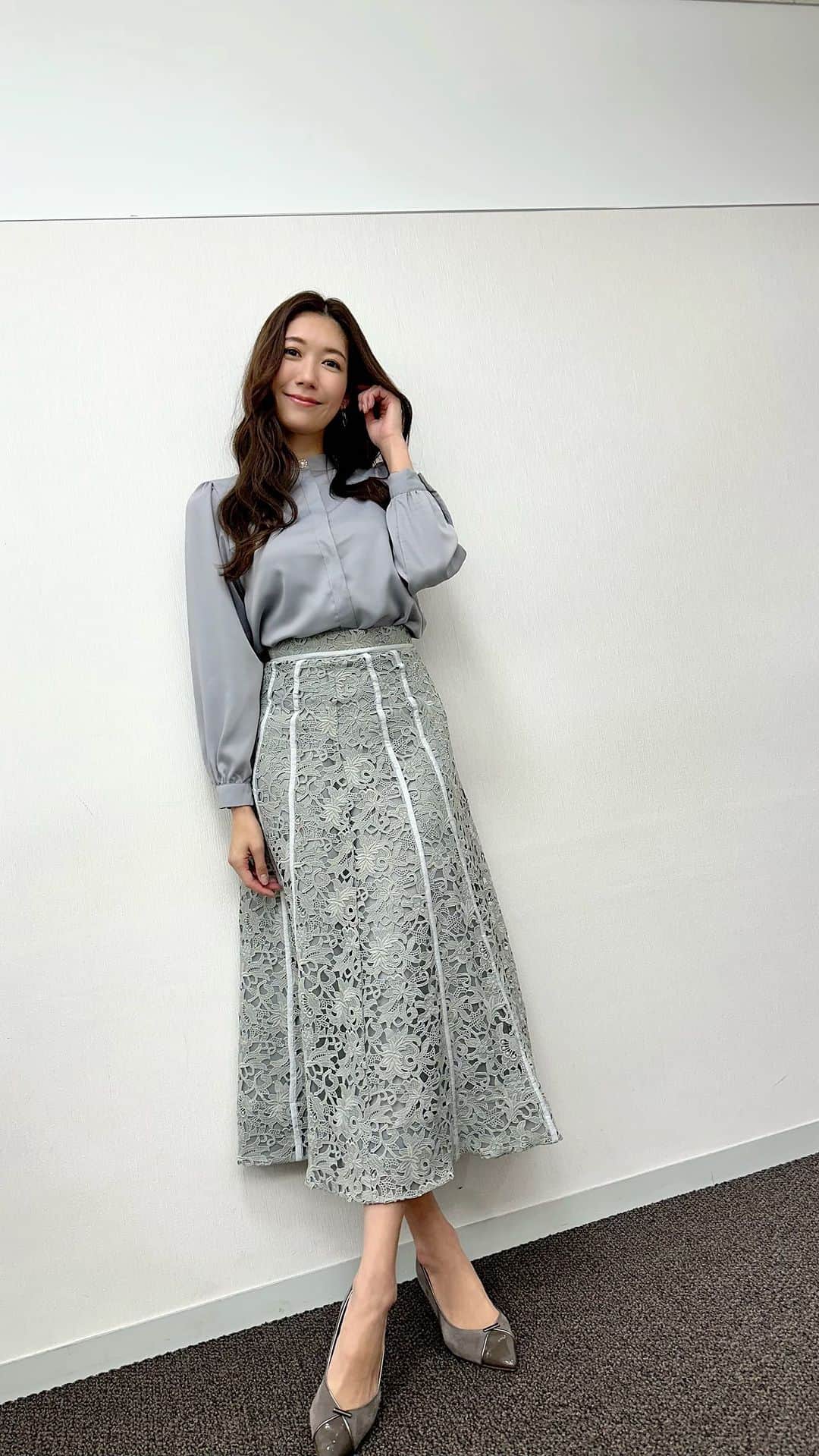 穂川果音のインスタグラム：「木曜アベプラ衣装👗 今日は一気に気温が低くなったところが多かったですねー！ また、広く強風となりました！ 関東地方はこの後急激に気温が低くなりそうです。気温差に気をつけてくださいねー  👗風で広がりにくい形のスカートてコーデしたよー  tops→ @clear.official」