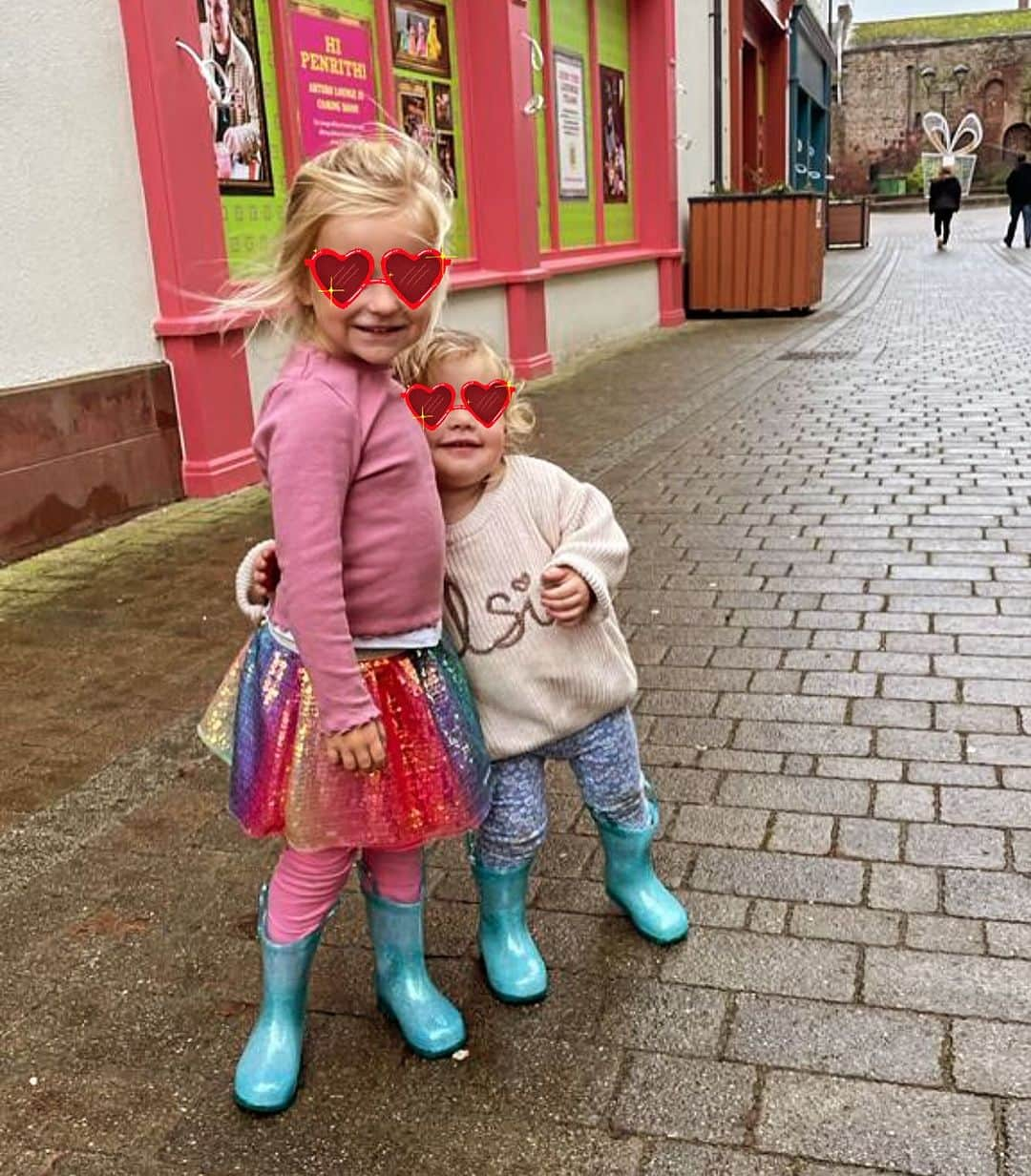 ヘレン・スケルトンのインスタグラム：「Living…… matching sparkly wellies for two tiny ladies with massive personalities. 😂😍🫶🤯 #babygirl #friends #shoeshopping」