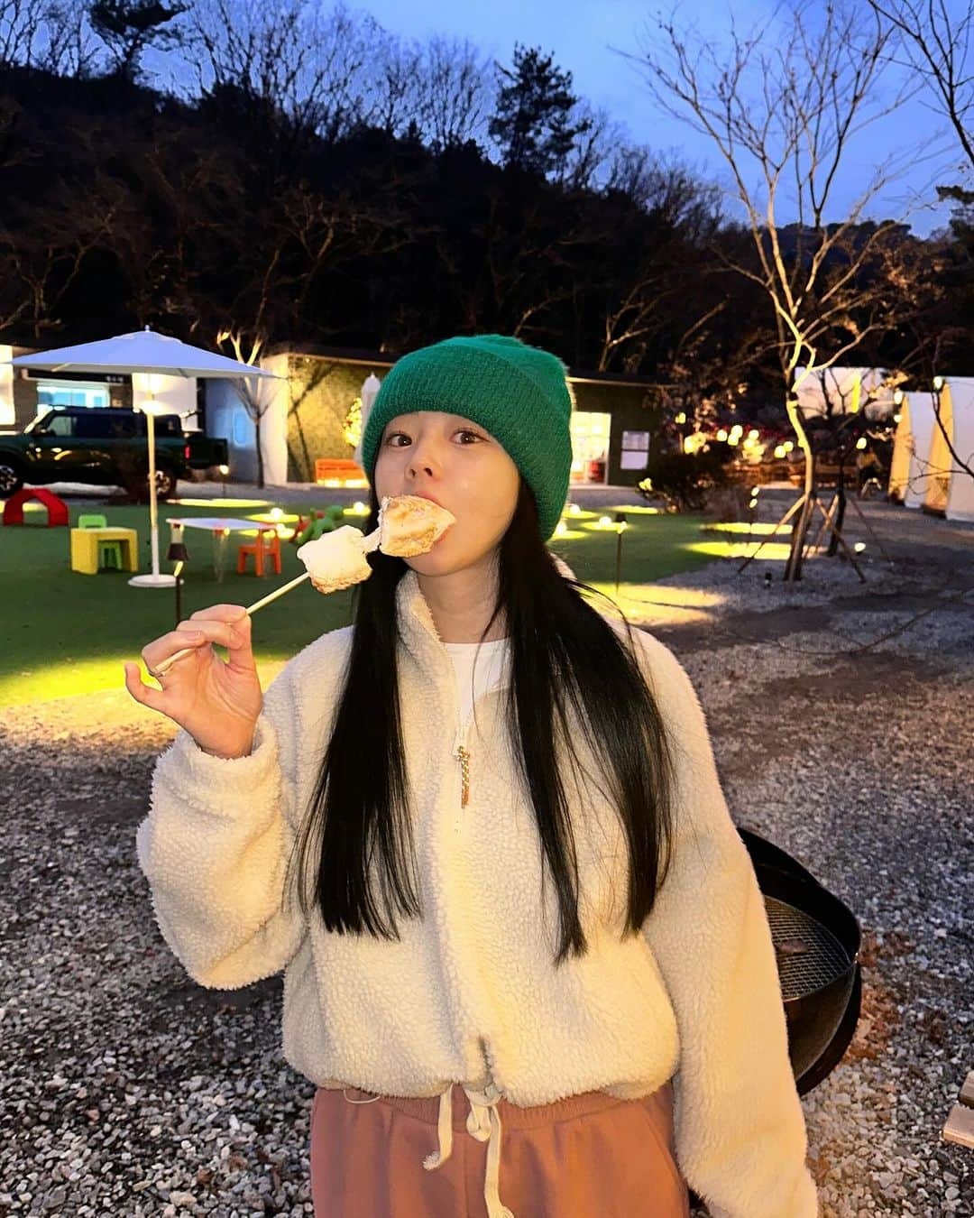 ユ・ボファのインスタグラム：「투표 제일 많은거 앞장박기🌲💚 요즘 날씨 캠크닉하기 너무 조앙 서울에서 30분거리라 호다닥 즐기구옴🏕️  요즘 캠핑엔 먹천재 아니누 힣😘  #보화맛집 #보화투어 #비트윈캠핑 #먹천재 #먹천재쭈꾸미」