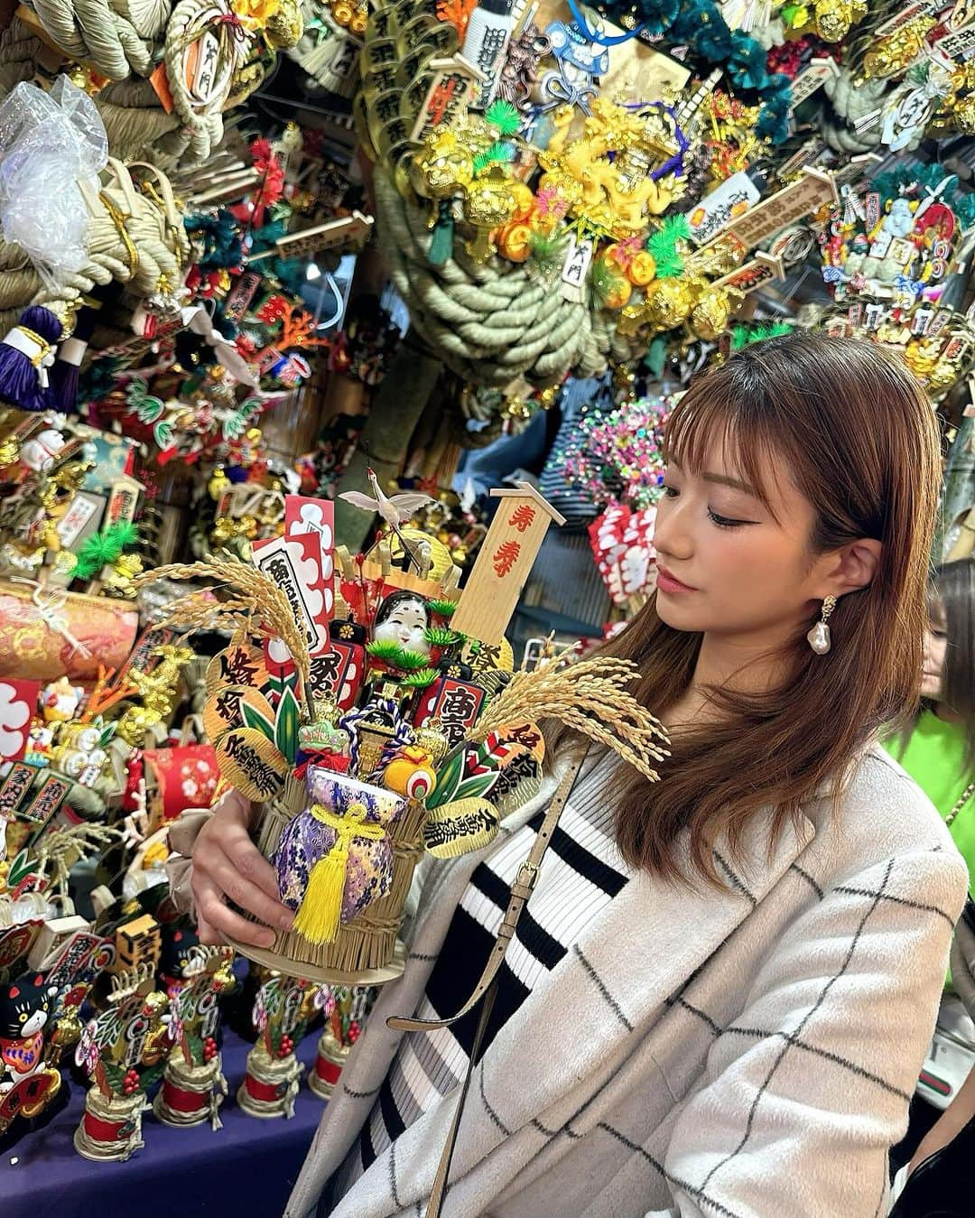 泉千尋さんのインスタグラム写真 - (泉千尋Instagram)「・  コート... @mercuryduo_com  昨日は花園神社へ。  開運招福や商売繁盛を願い、 例年11月の「酉（とり）の日」に開催される祭 「酉の市」に初めて行ってきた😌  多くの人で賑わっていました🤗  I went to Tori no ichi  to pray for business success.  Traditional Japanese festivals.  ・ ・ ・  #酉の市#花園神社#花園神社酉の市 #商売繁盛#開運#開運招福 #日本の文化 #日本の伝統 #一の酉#二の酉」11月24日 16時10分 - izumi.chihiro76