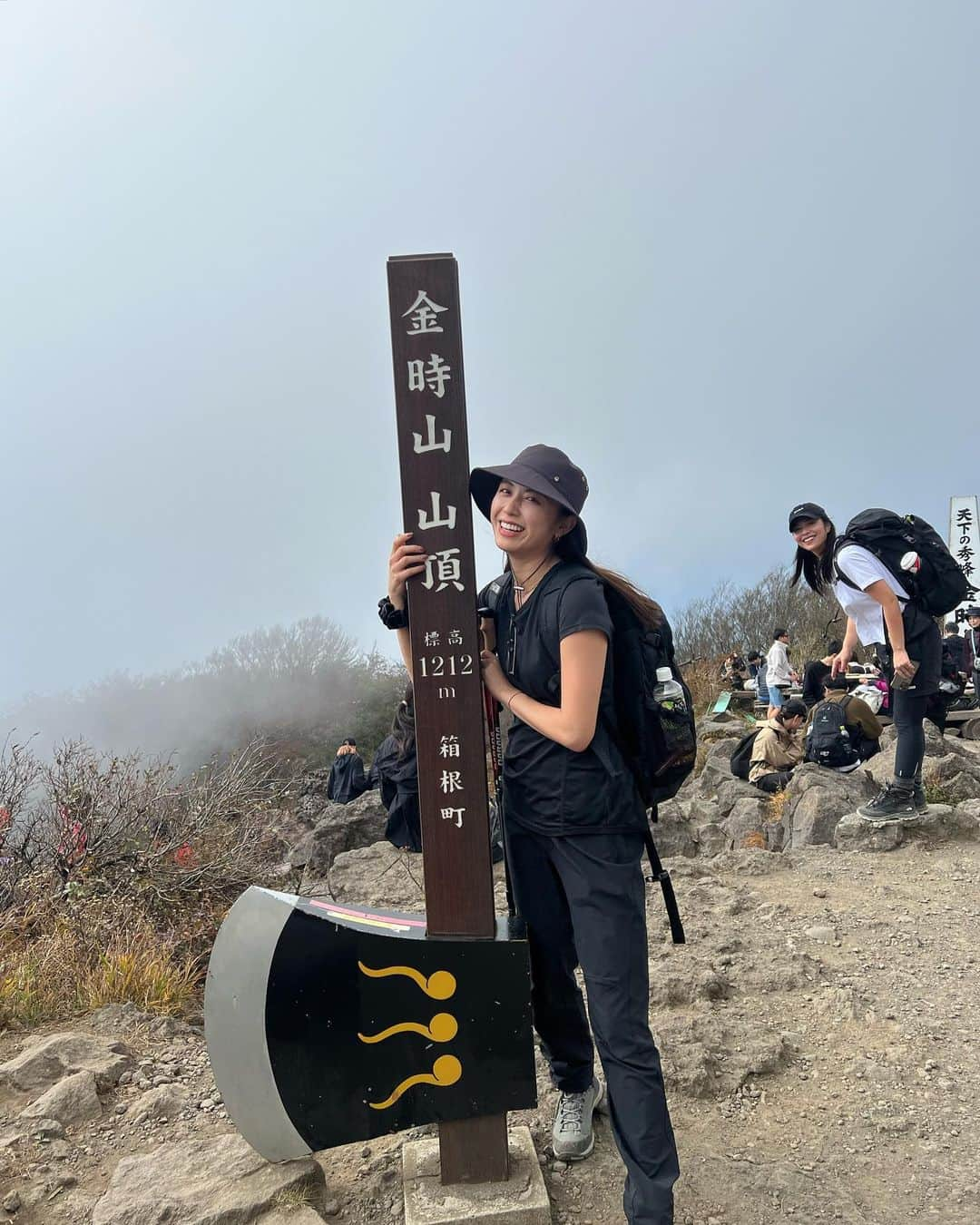 西村まどかさんのインスタグラム写真 - (西村まどかInstagram)「山の天気は変わりやすい 山頂、富士山が見えるはずなのに真っ白😇 こんな時もあるよね〜〜✌︎  この時期でも暑くて半袖でした。(11月頭)  暖冬の影響で、今年は全国的に紅葉が遅れてて まだちょっと早かったけど、充分絶景だった☀︎  このあと、一つ前の投稿の温泉へいきました♨️  #金時山 #箱根 #絶景スポット  #登山女子 #山登り #登山」11月24日 16時14分 - madoka_nsmr