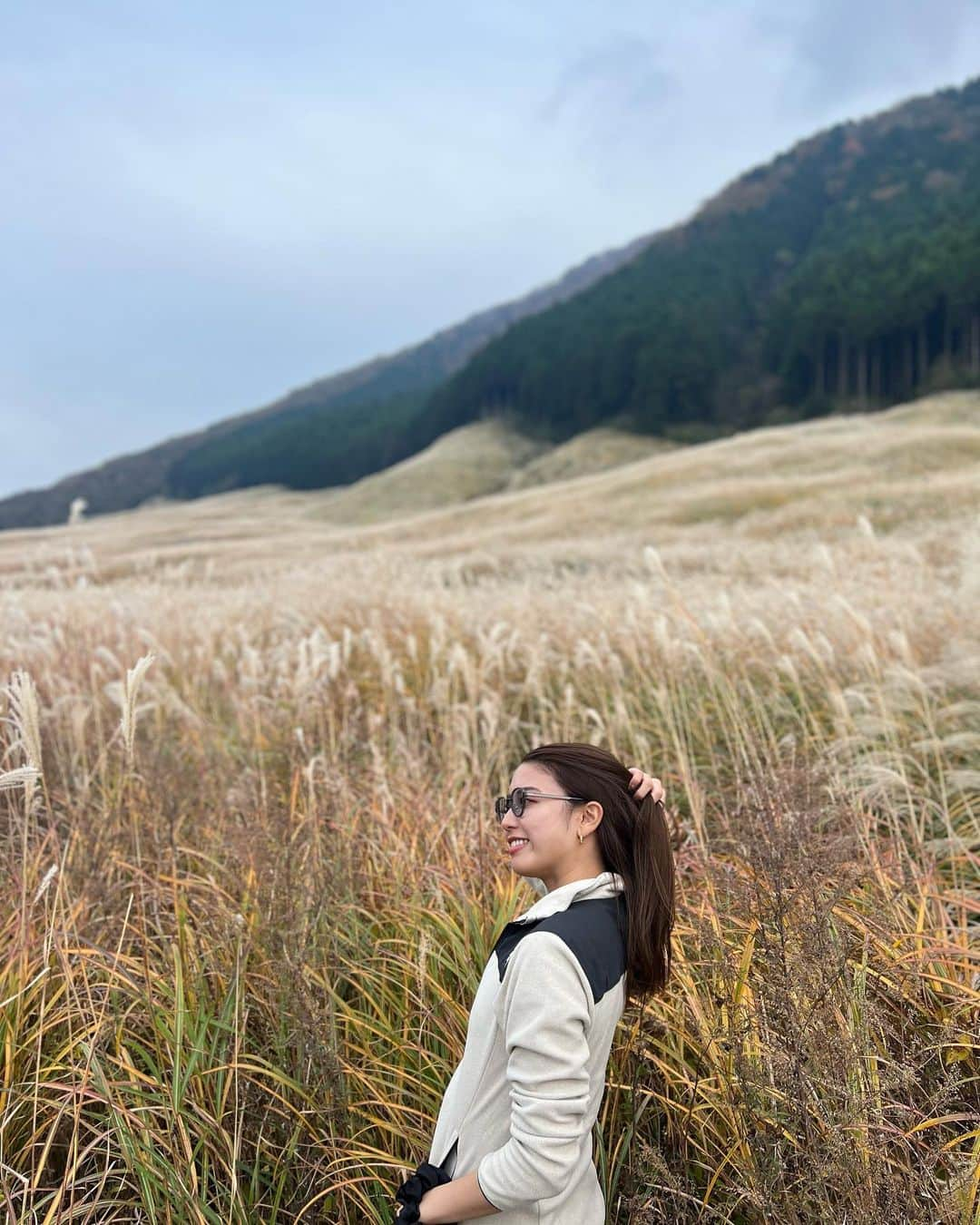 西村まどかさんのインスタグラム写真 - (西村まどかInstagram)「山の天気は変わりやすい 山頂、富士山が見えるはずなのに真っ白😇 こんな時もあるよね〜〜✌︎  この時期でも暑くて半袖でした。(11月頭)  暖冬の影響で、今年は全国的に紅葉が遅れてて まだちょっと早かったけど、充分絶景だった☀︎  このあと、一つ前の投稿の温泉へいきました♨️  #金時山 #箱根 #絶景スポット  #登山女子 #山登り #登山」11月24日 16時14分 - madoka_nsmr