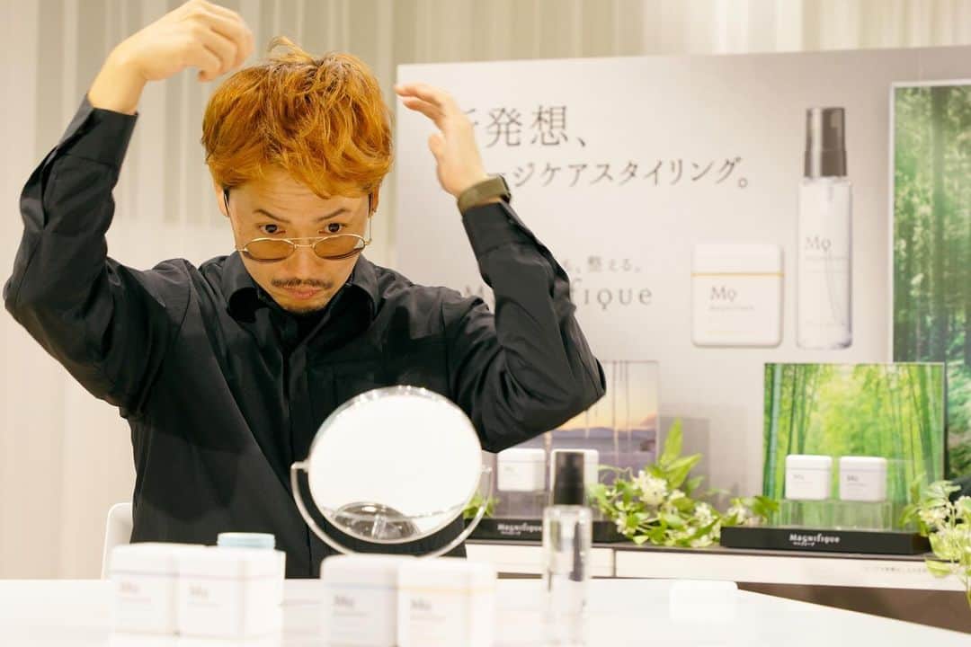 小柳津林太郎さんのインスタグラム写真 - (小柳津林太郎Instagram)「先日、KOSE本社に伺い、マニフィークのヘアケア座談会に久保さんと行ってきました。僕らは二人とも４０代なので、日々こまめに、多面的にケアする年頃でもあるのですが、今回はヘアケアに関して。  マニフィークの大前提のブランドコンセプトに「ネイチャーサイエンスケア」言わば、「自然」と「科学」の組み合わせというニュアンスなのですが、僕が福岡に住んでいるのも「都会」と「自然」の共生が理由なのでとても共感できます。  さて、髪のスタイリングは昔からズボラすぎていつも適当なのですが、当日はスタイリストの方にポイントアドバイスを実演しながら教えて頂きました。 また、スタイリングしながらダメージケアができる商品であることも素敵😉 例えば髪は紫外線とかからもダメージを受けるので日々のケアの積み重ねが大切ですね。  見えるところのみならず「見えづらいところも意識する」を今回をきっかけに取り組んでいきます。  久保さんとの２ショット楽しかったw  マニフィークはロフトやバラエティショップ、Amazonで購入できます。 今日からAmazonブラックフライデーが始まりお得に購入できるのでぜひチェックしてみてください！   #PR #マニフィーク #メンズヘア #ヘアケア #メンズヘアスタイル #メンズヘア #バチェラー #1号2号 #同級生」11月24日 16時19分 - rinsta_gram1002