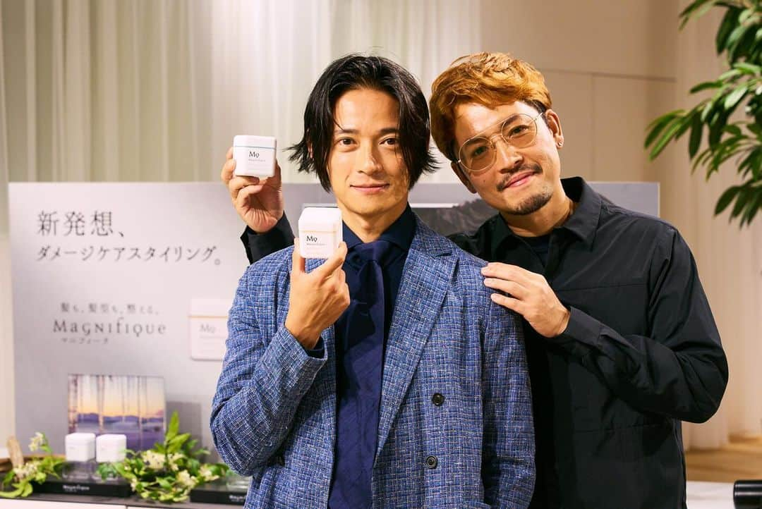 小柳津林太郎さんのインスタグラム写真 - (小柳津林太郎Instagram)「先日、KOSE本社に伺い、マニフィークのヘアケア座談会に久保さんと行ってきました。僕らは二人とも４０代なので、日々こまめに、多面的にケアする年頃でもあるのですが、今回はヘアケアに関して。  マニフィークの大前提のブランドコンセプトに「ネイチャーサイエンスケア」言わば、「自然」と「科学」の組み合わせというニュアンスなのですが、僕が福岡に住んでいるのも「都会」と「自然」の共生が理由なのでとても共感できます。  さて、髪のスタイリングは昔からズボラすぎていつも適当なのですが、当日はスタイリストの方にポイントアドバイスを実演しながら教えて頂きました。 また、スタイリングしながらダメージケアができる商品であることも素敵😉 例えば髪は紫外線とかからもダメージを受けるので日々のケアの積み重ねが大切ですね。  見えるところのみならず「見えづらいところも意識する」を今回をきっかけに取り組んでいきます。  久保さんとの２ショット楽しかったw  マニフィークはロフトやバラエティショップ、Amazonで購入できます。 今日からAmazonブラックフライデーが始まりお得に購入できるのでぜひチェックしてみてください！   #PR #マニフィーク #メンズヘア #ヘアケア #メンズヘアスタイル #メンズヘア #バチェラー #1号2号 #同級生」11月24日 16時19分 - rinsta_gram1002