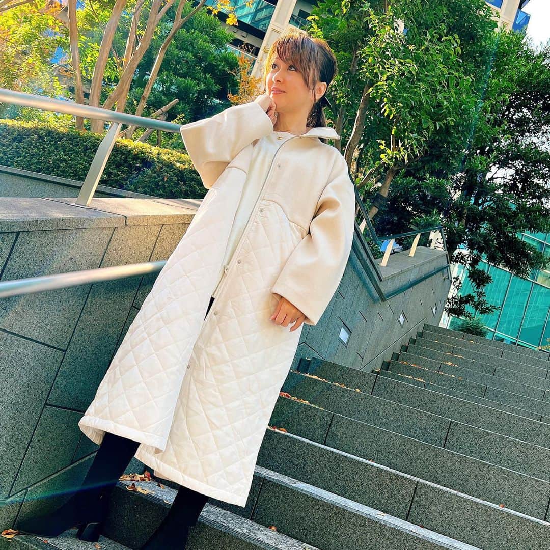 渡辺美奈代のインスタグラム：「本日のお洋服  #ホワイトコート #minayoselect #ショートブーツ #HERMES #歩くからヒール低め #暖かくて気持ちいい」